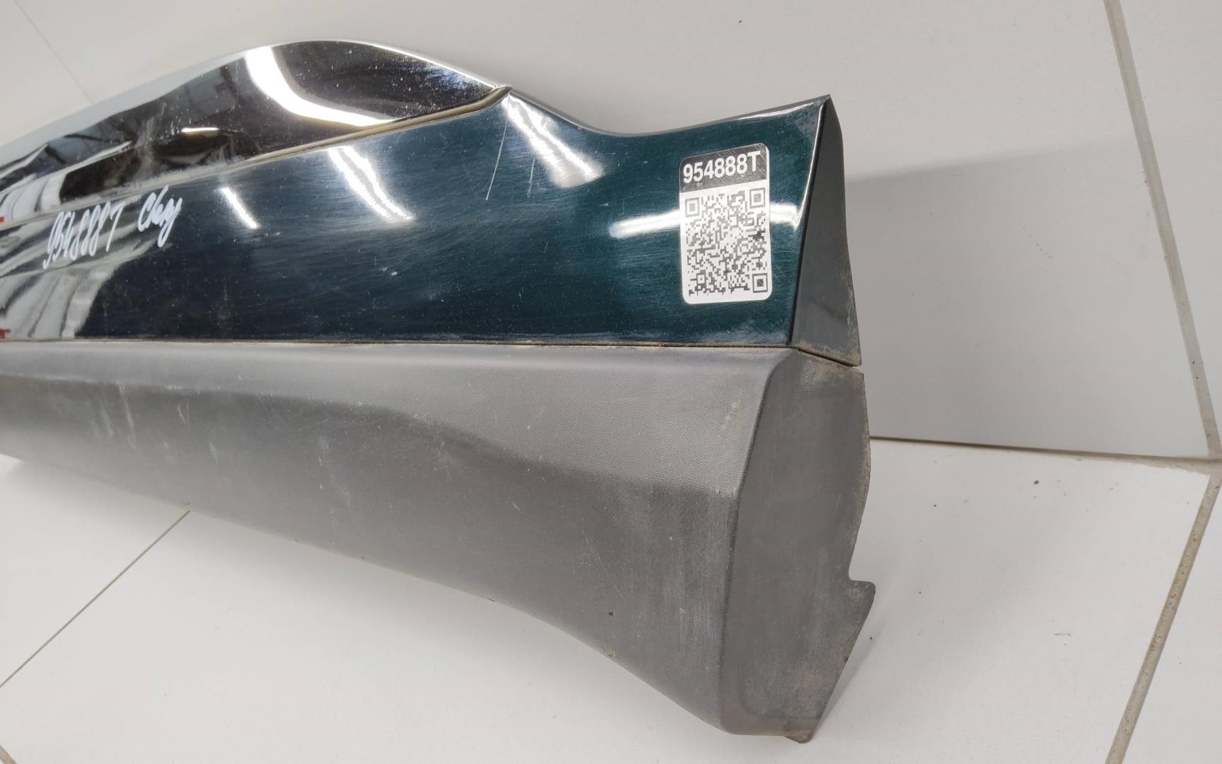 Накладка двери передней правой