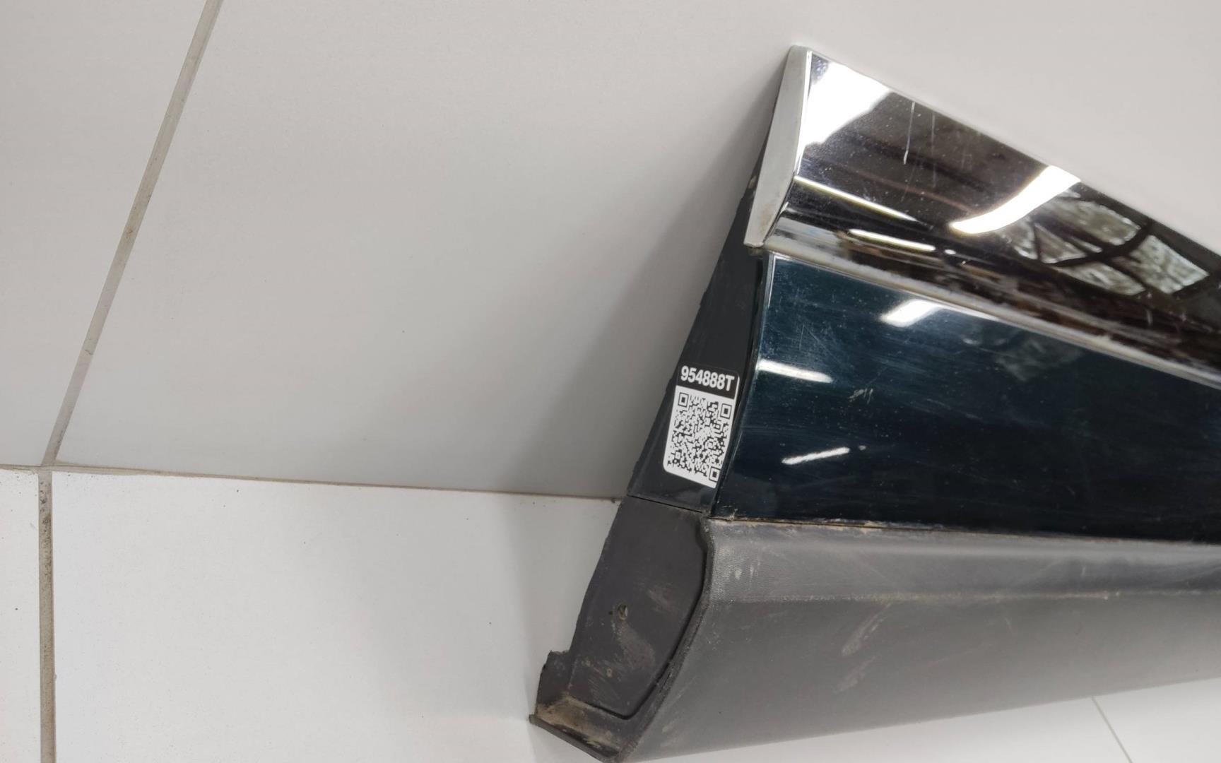 Накладка двери передней правой