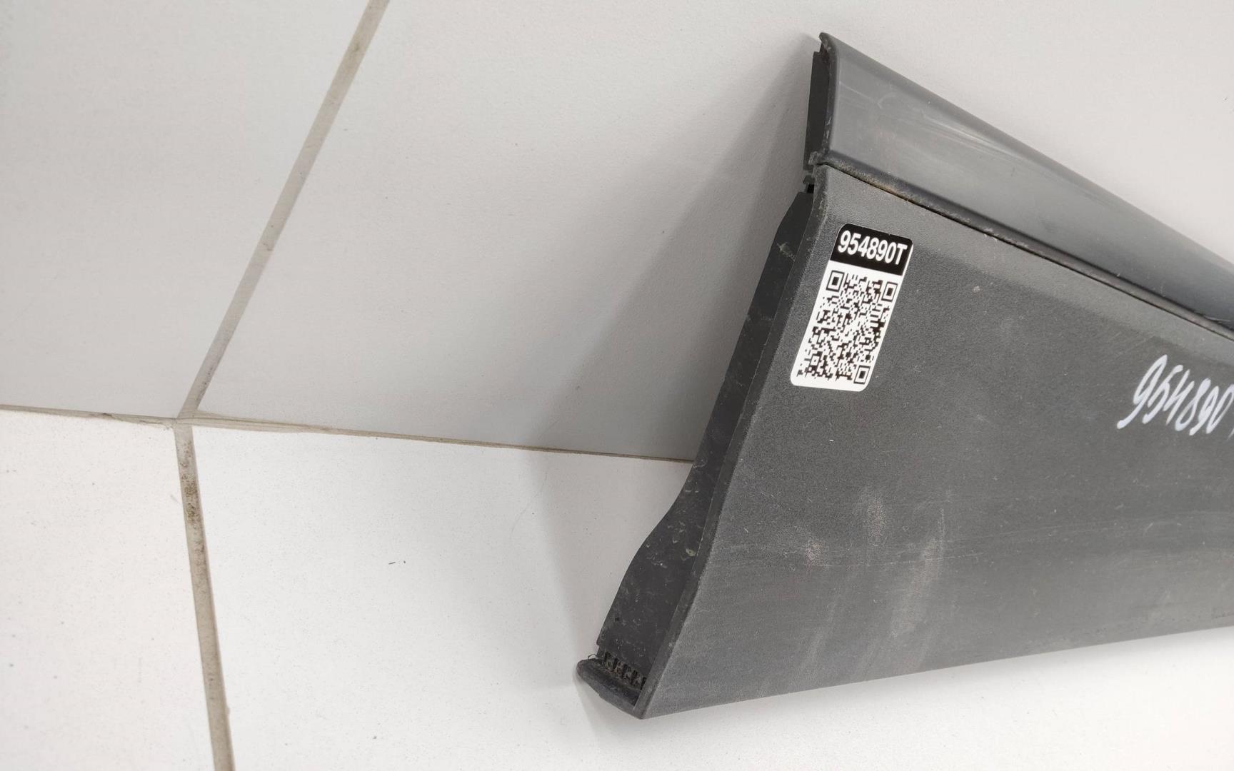 Накладка двери передней правой