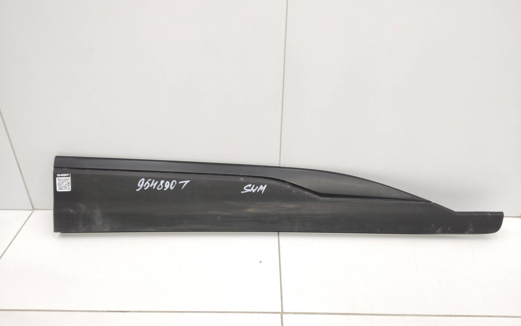 Накладка двери передней правой