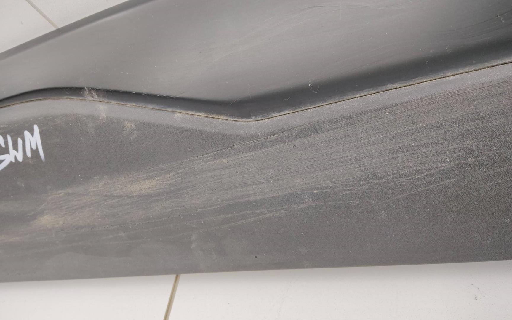 Накладка двери передней правой