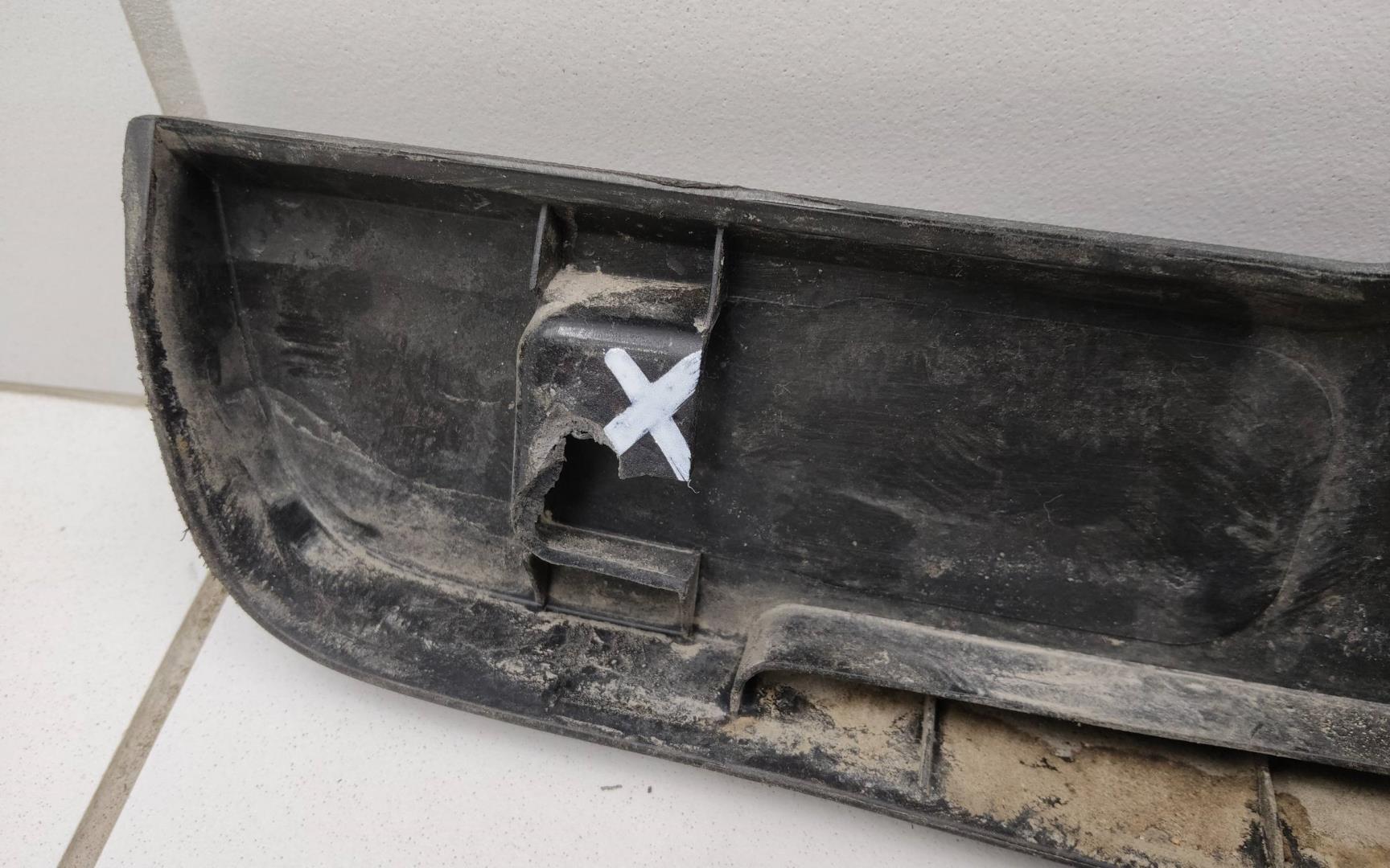 Накладка двери передней правой