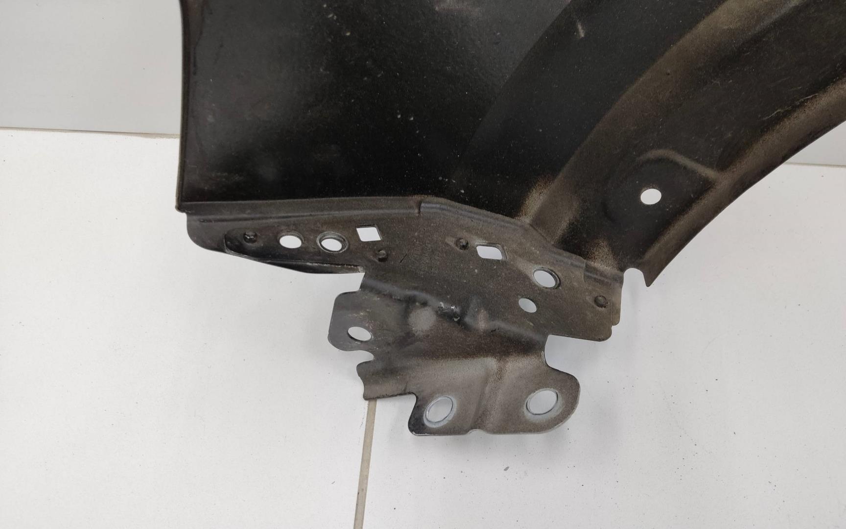 Крыло переднее правое