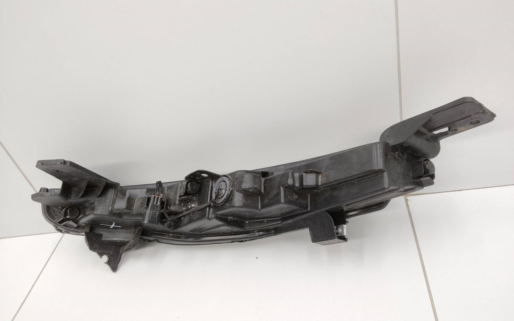 Фара дневного света правая (ходовые огни)