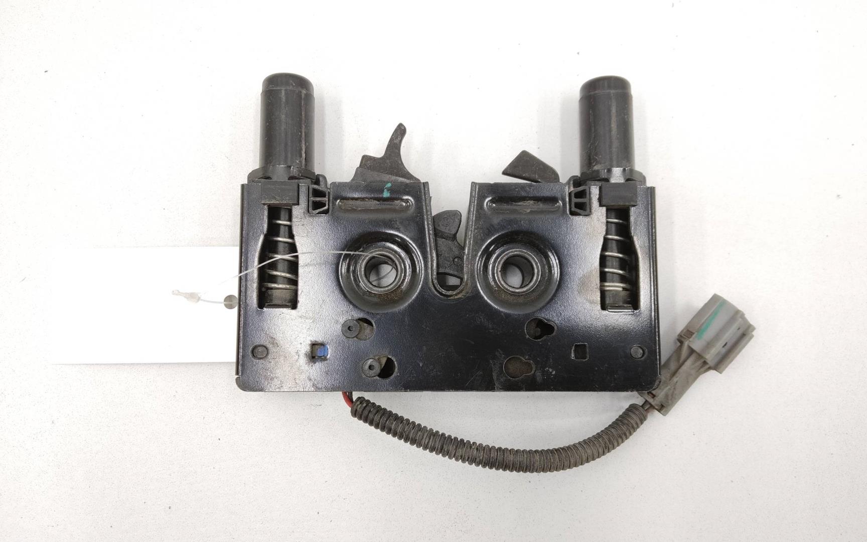 Замок капота