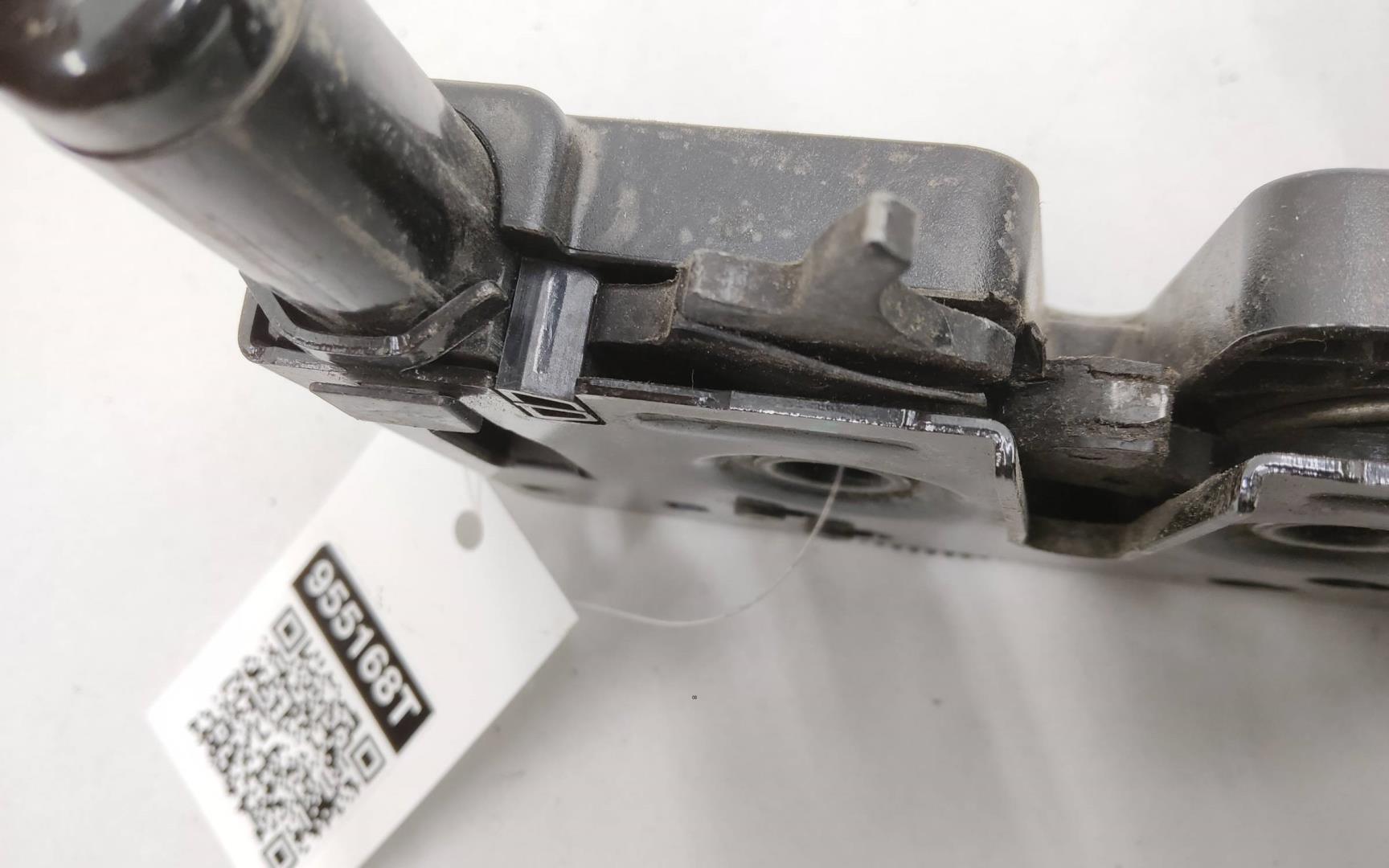 Замок капота