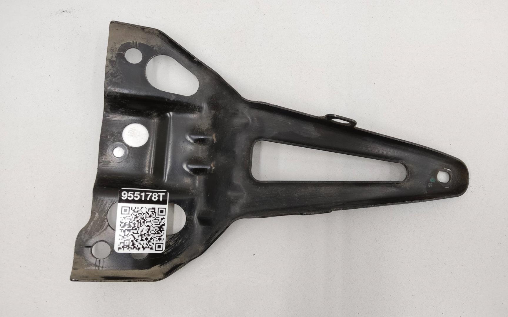 Кронштейн замка капота