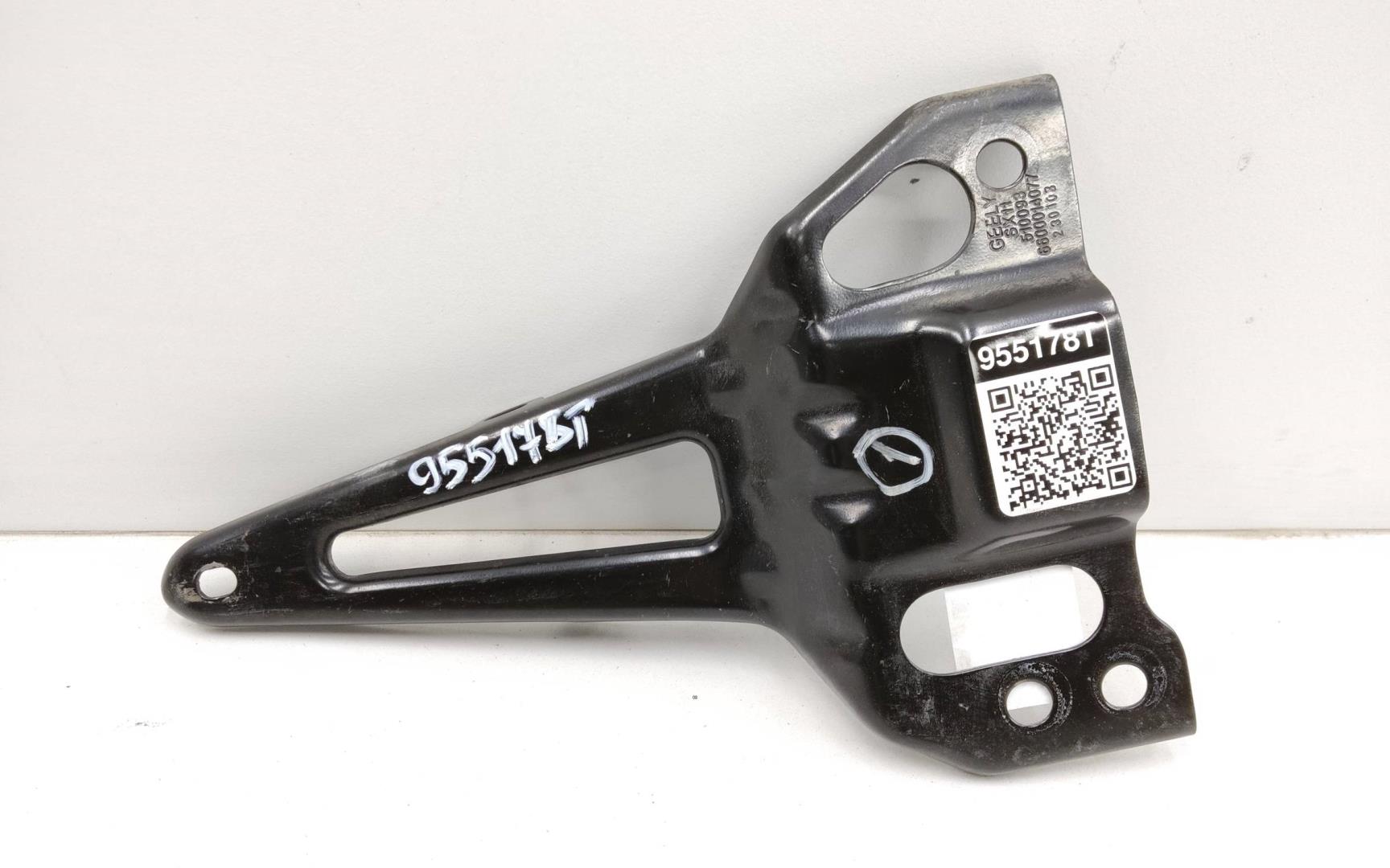 Кронштейн замка капота