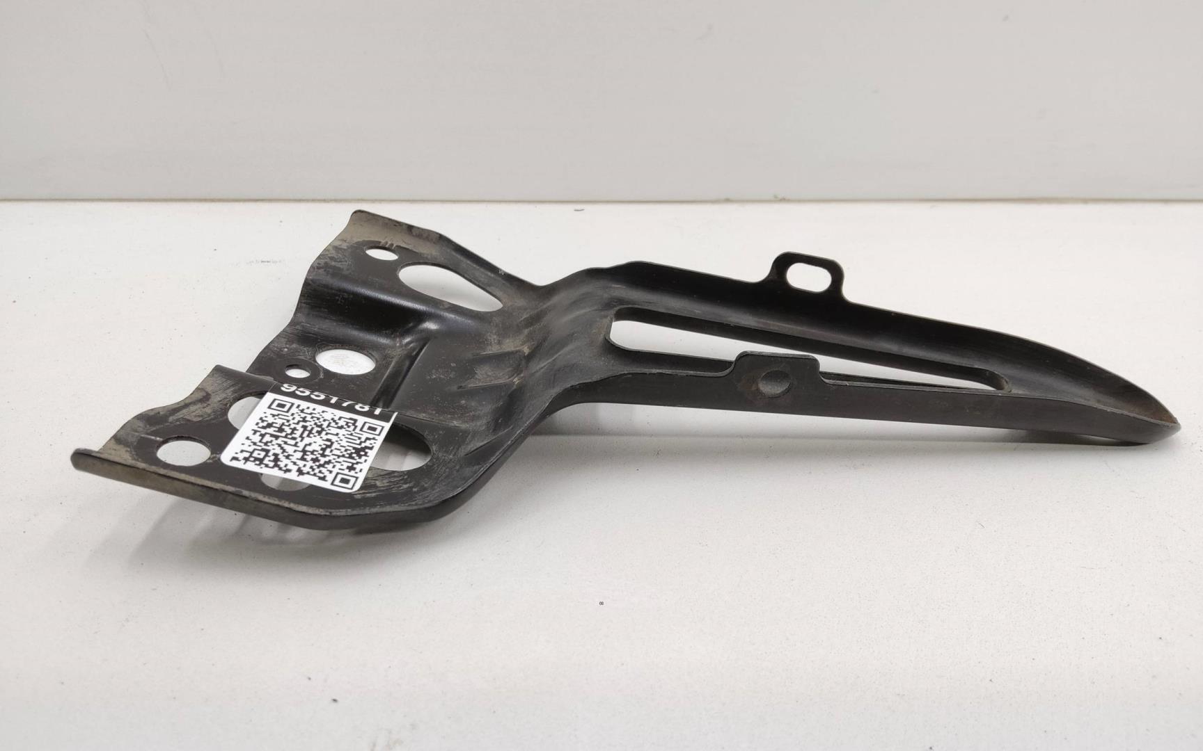 Кронштейн замка капота