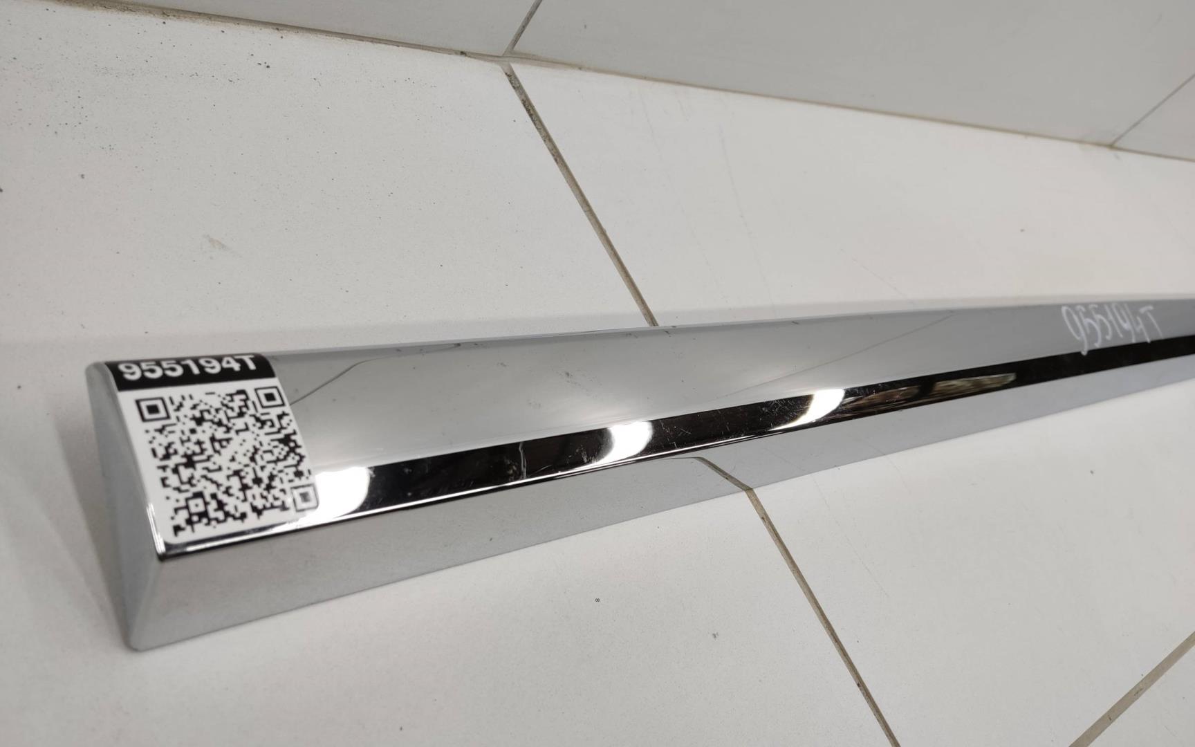 Молдинг задней левой двери