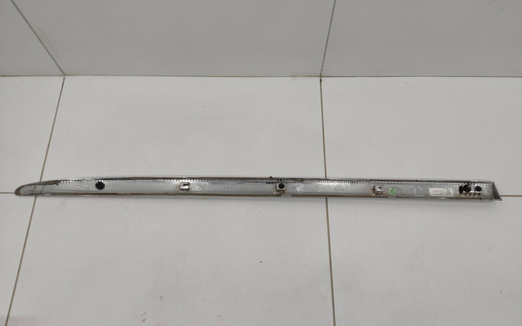 Молдинг задней левой двери