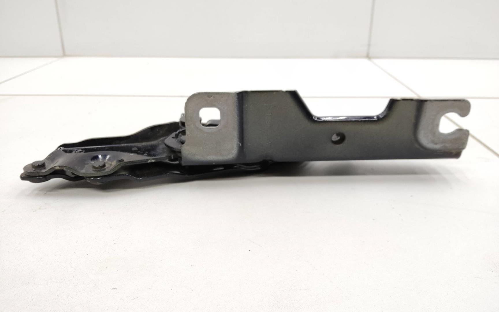 Петля капота правая