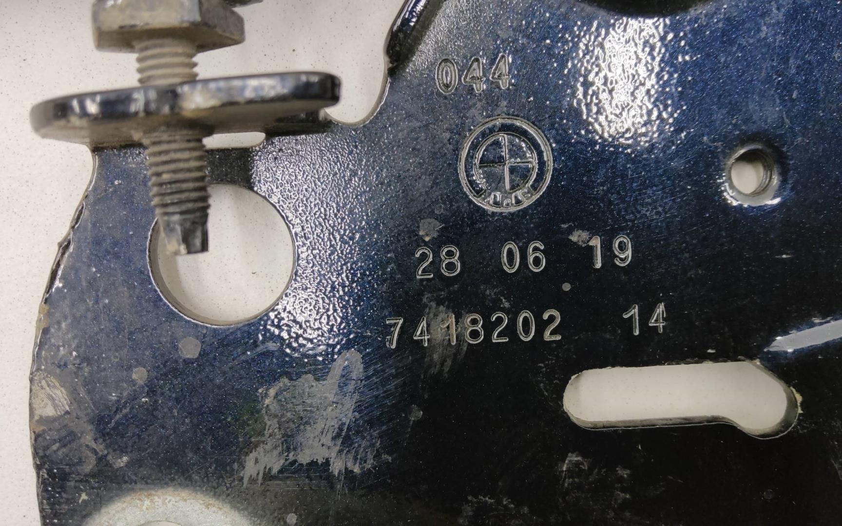 Петля капота правая