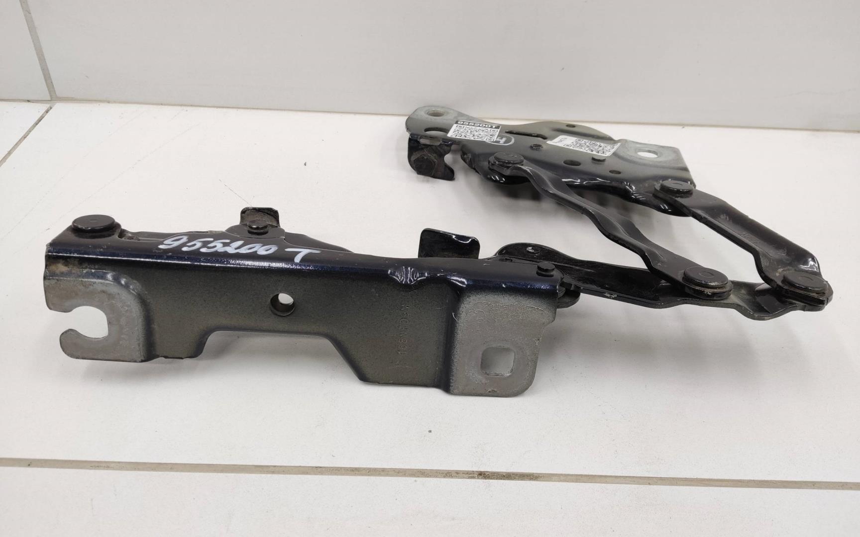 Петля капота правая