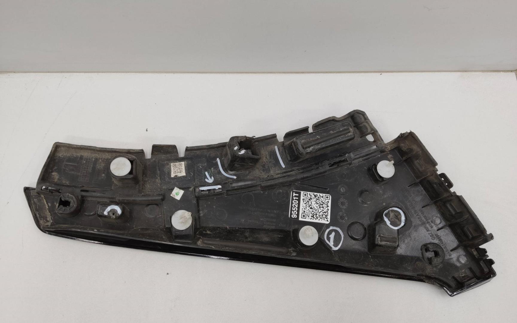 Накладка переднего крыла левого