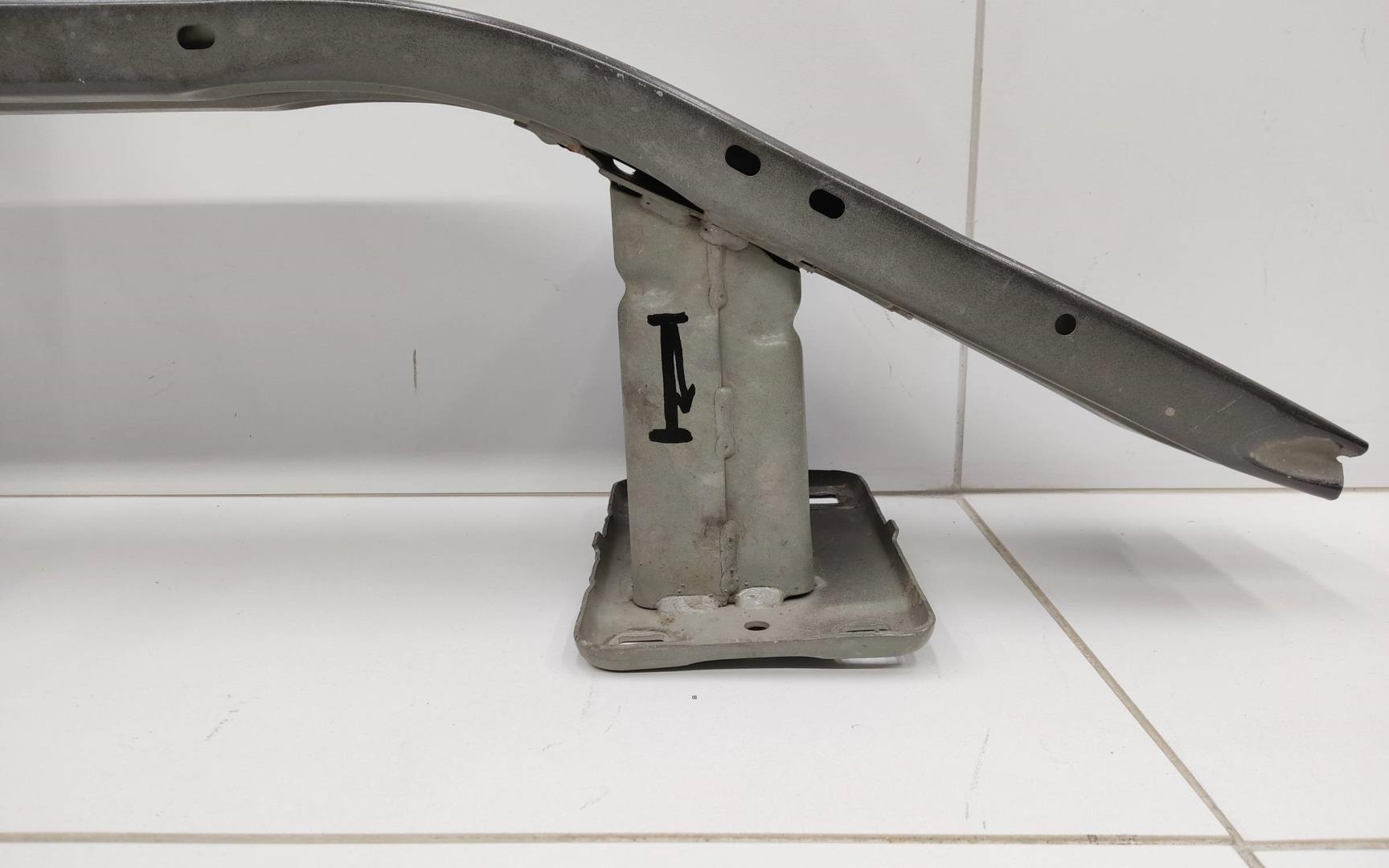 Усилитель переднего бампера