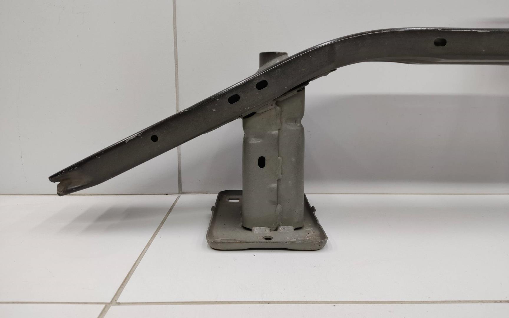 Усилитель переднего бампера