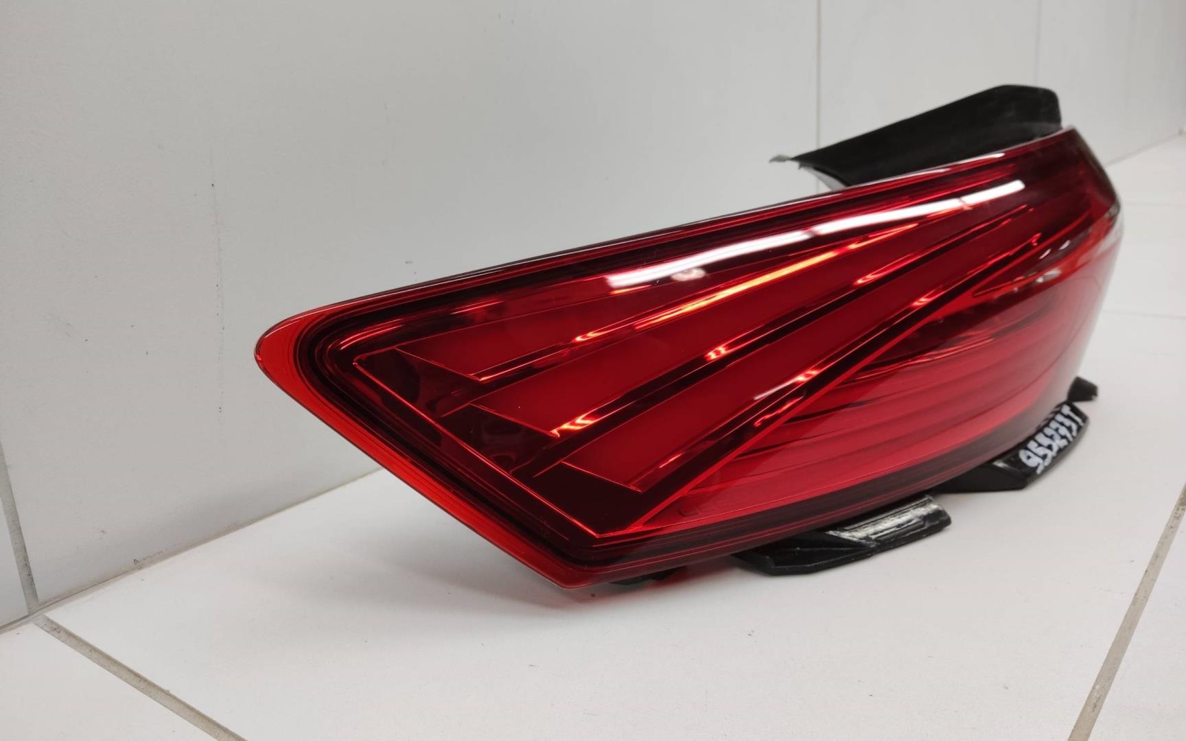 Фонарь задний наружный левый