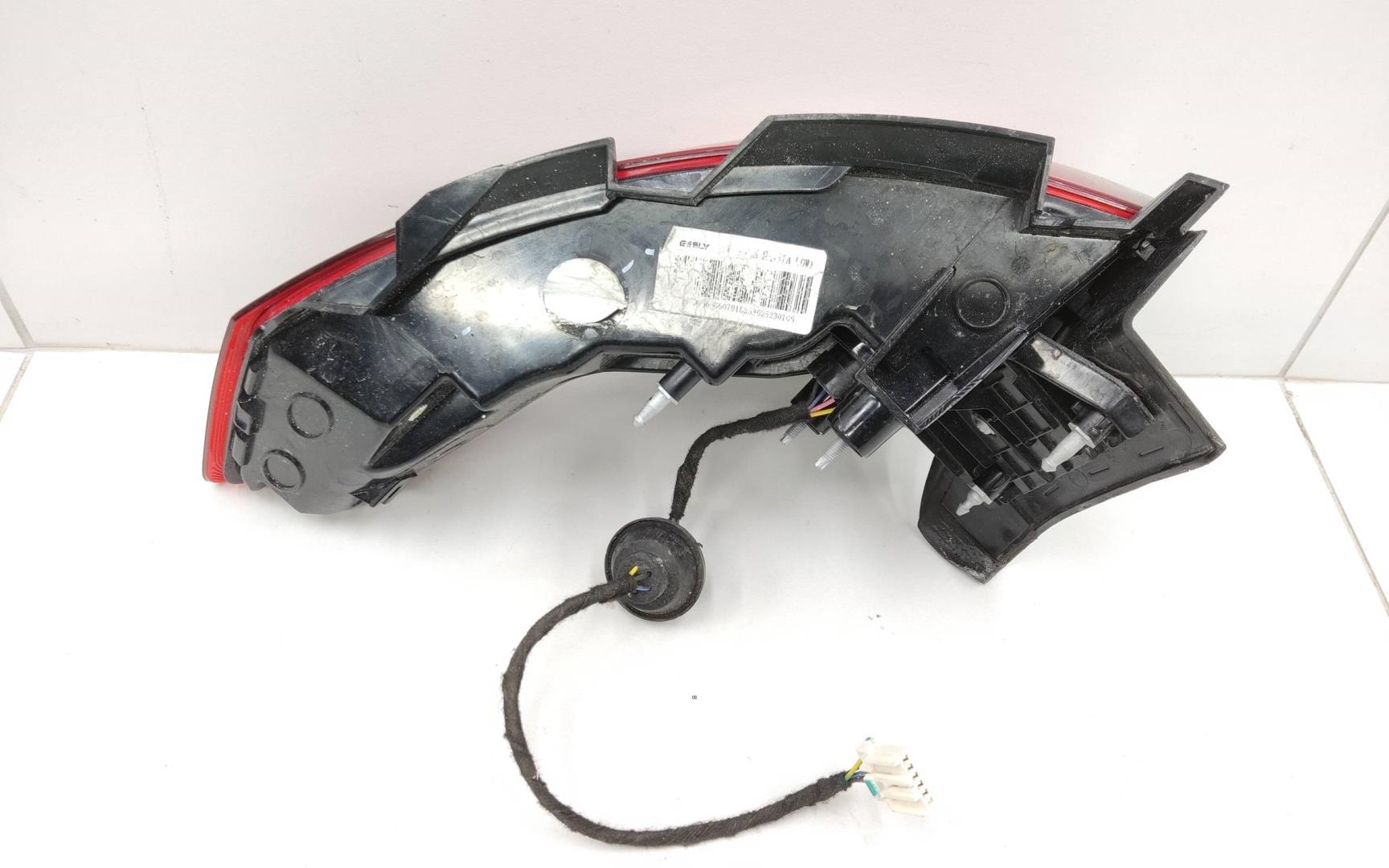 Фонарь задний наружный левый