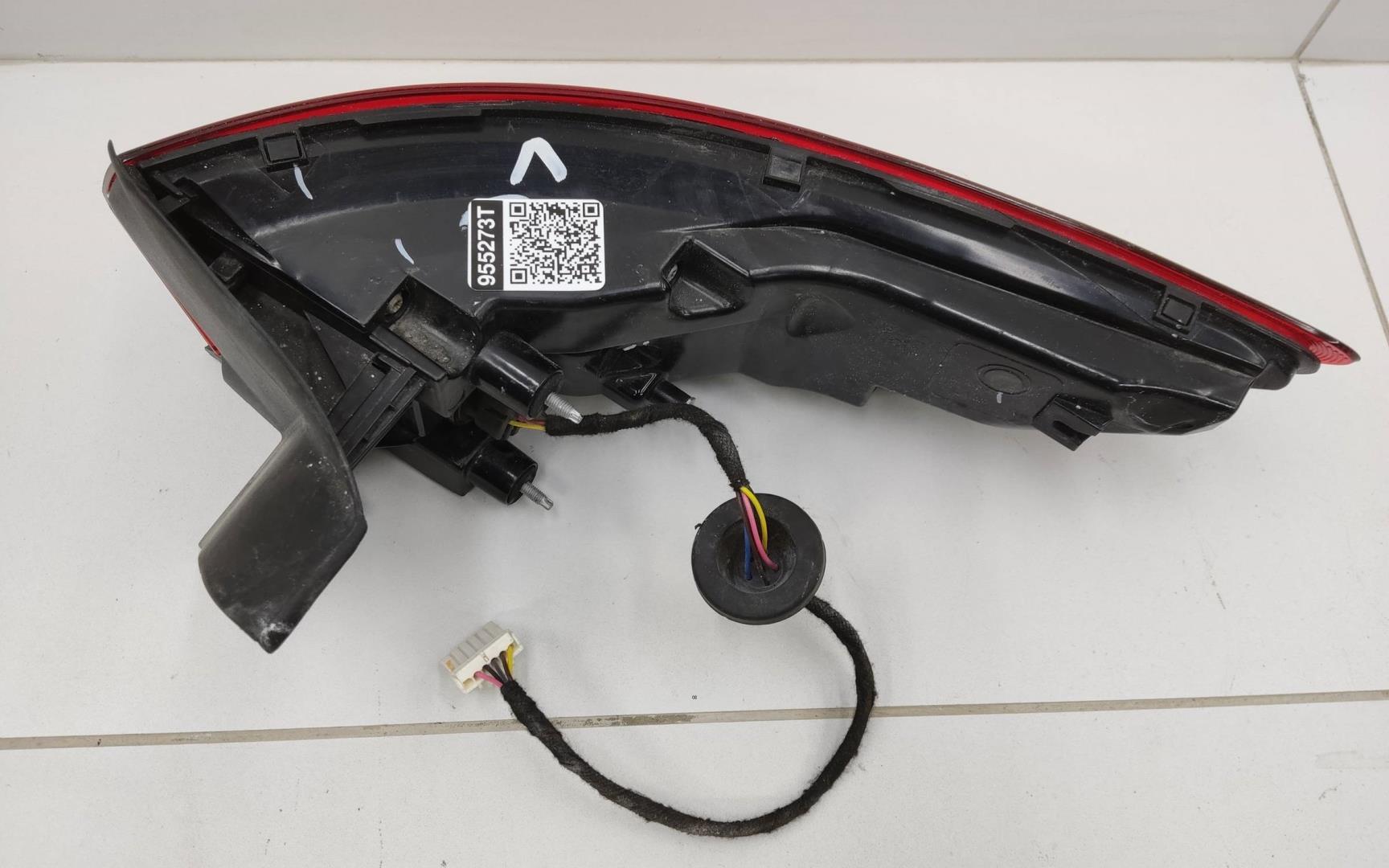 Фонарь задний наружный левый