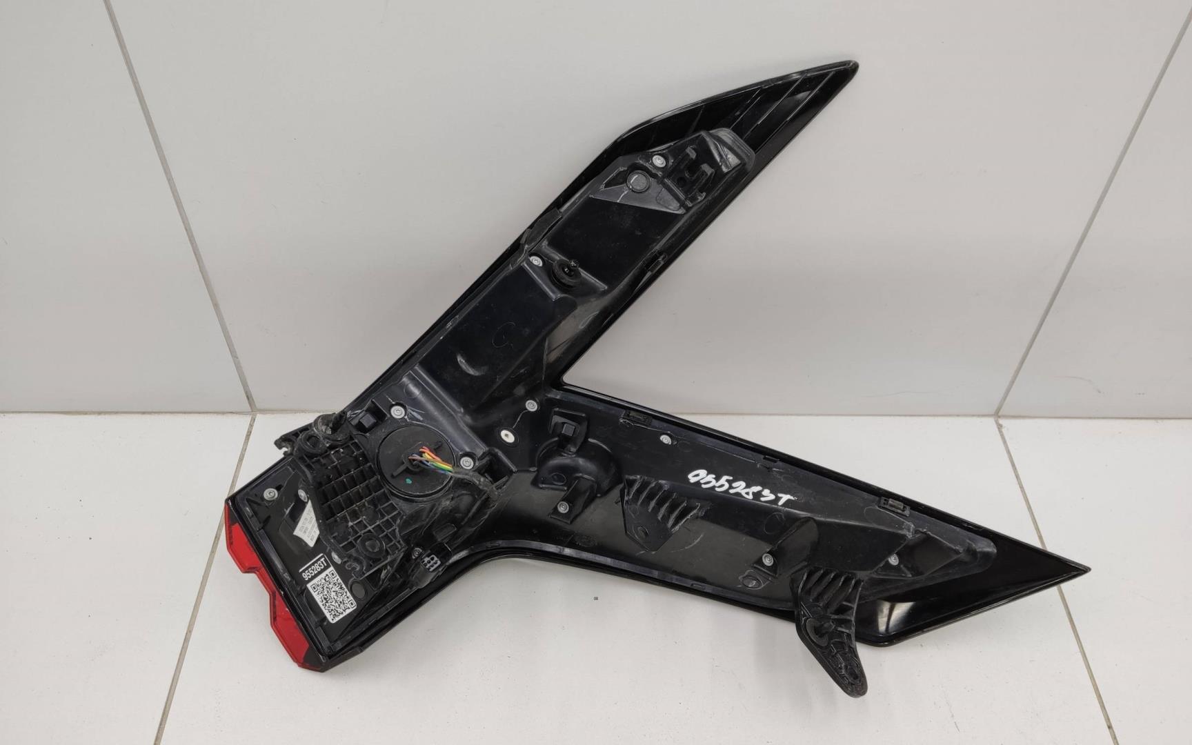 Фонарь задний наружный левый