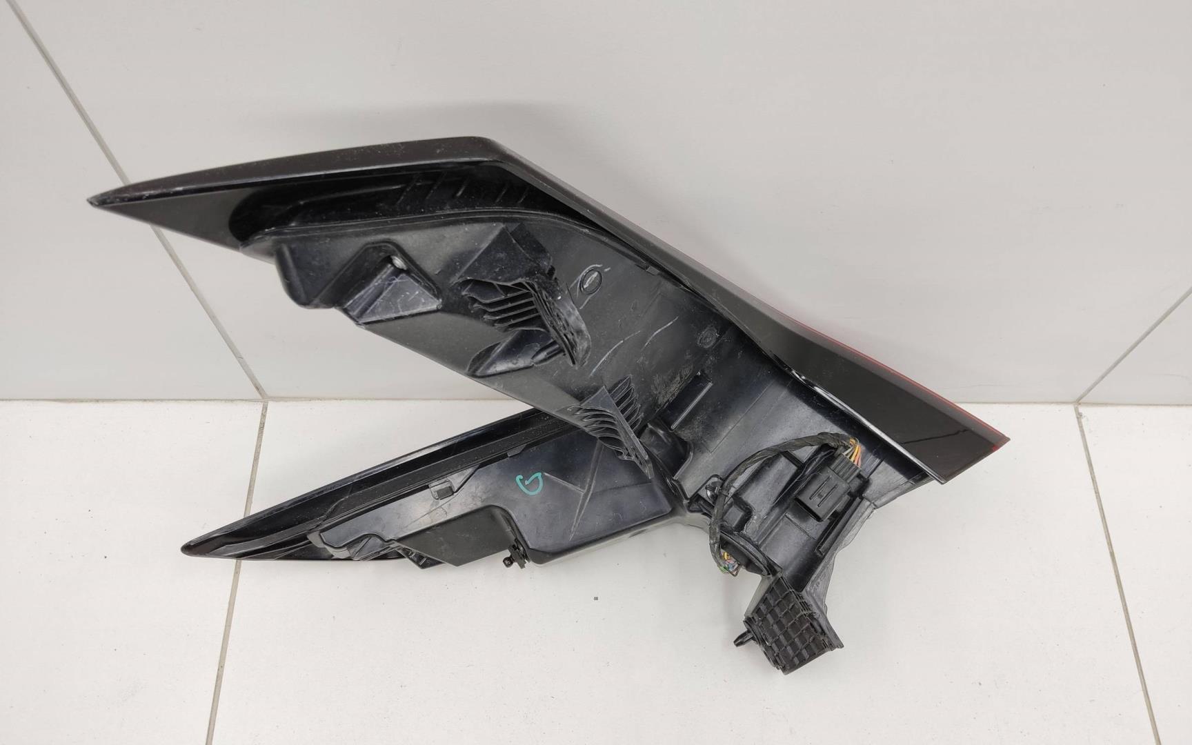 Фонарь задний наружный левый