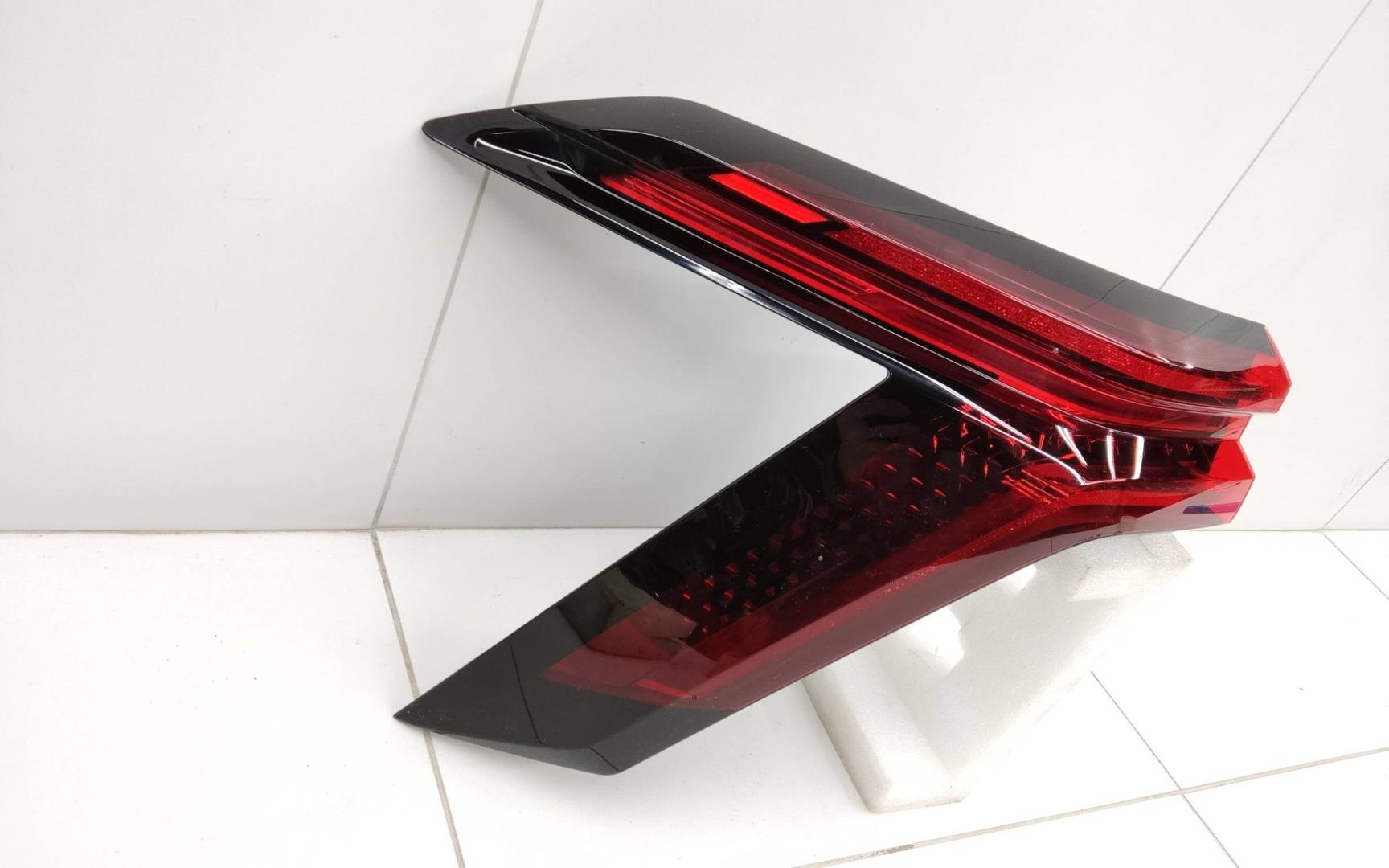 Фонарь задний наружный левый