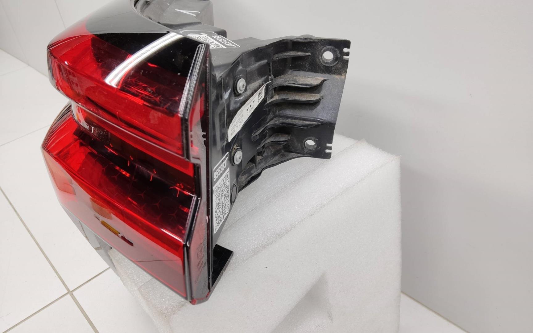 Фонарь задний наружный левый