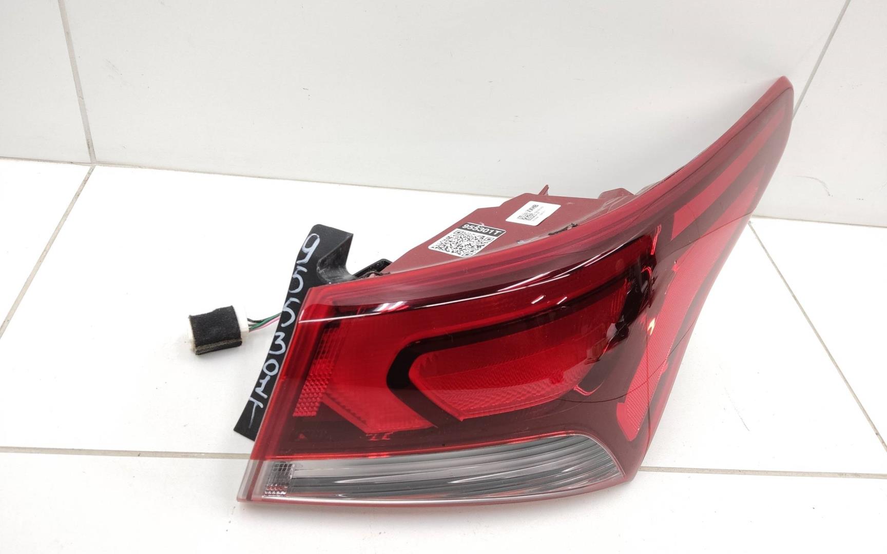 Фонарь задний наружный правый