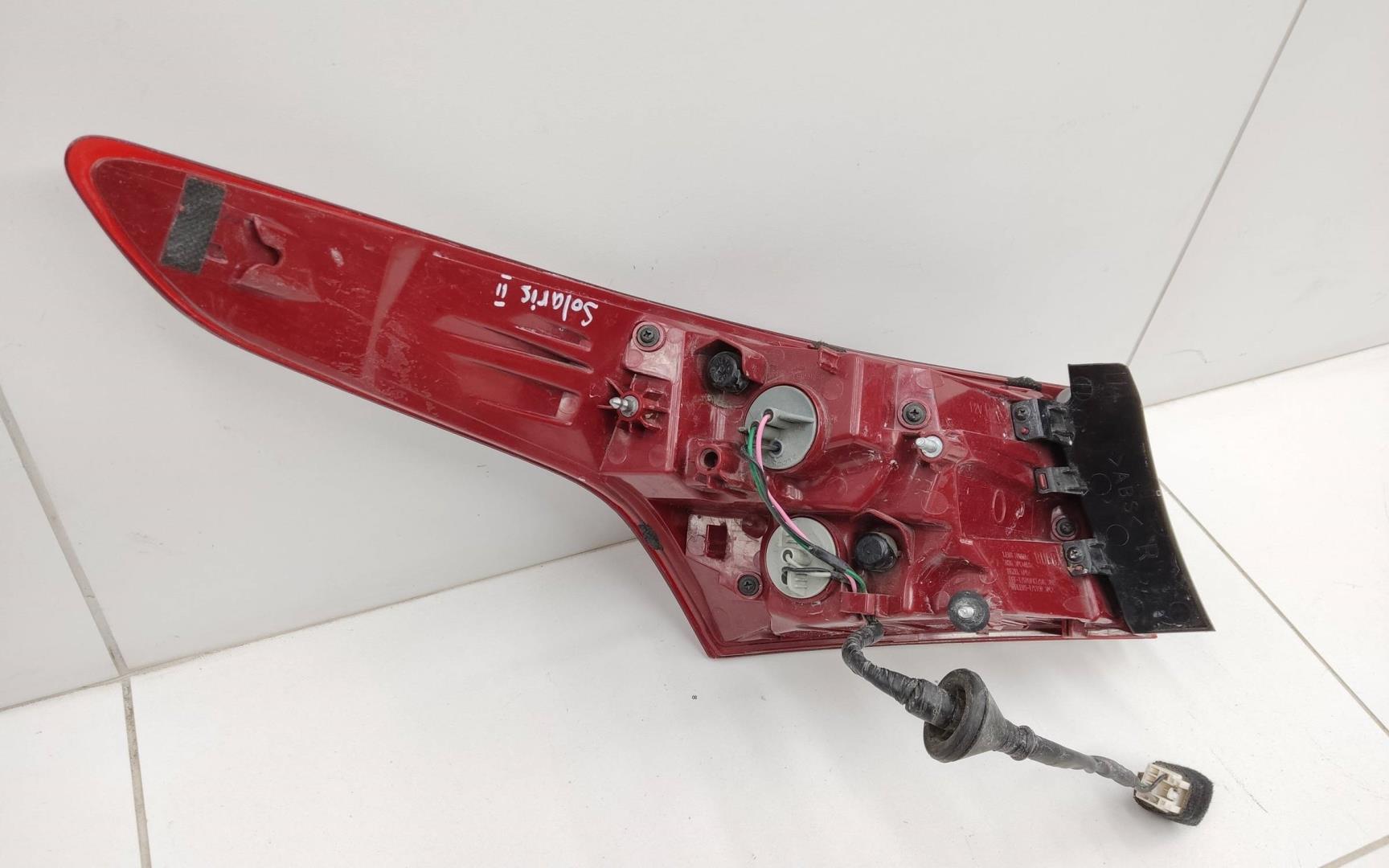 Фонарь задний наружный правый