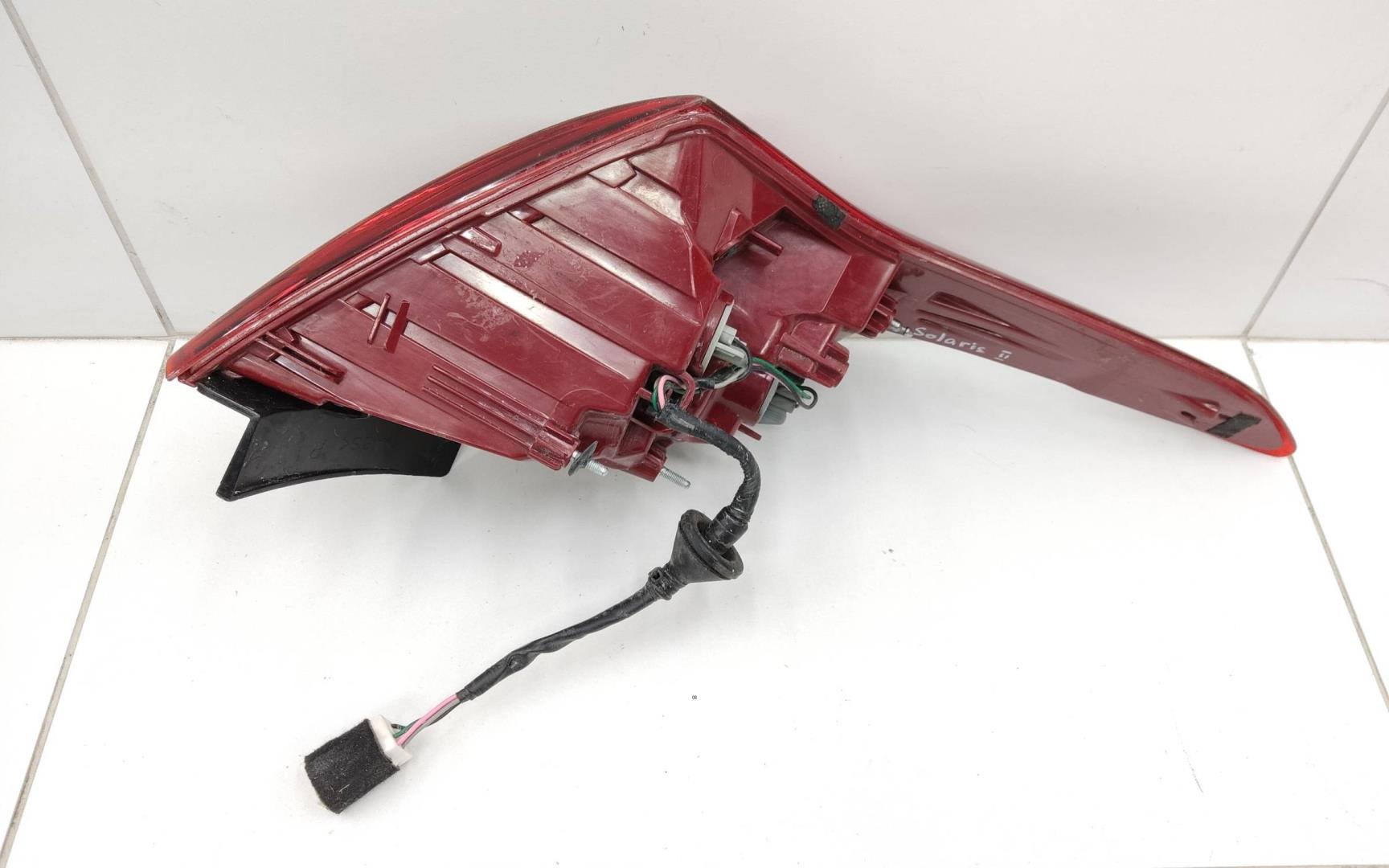 Фонарь задний наружный правый