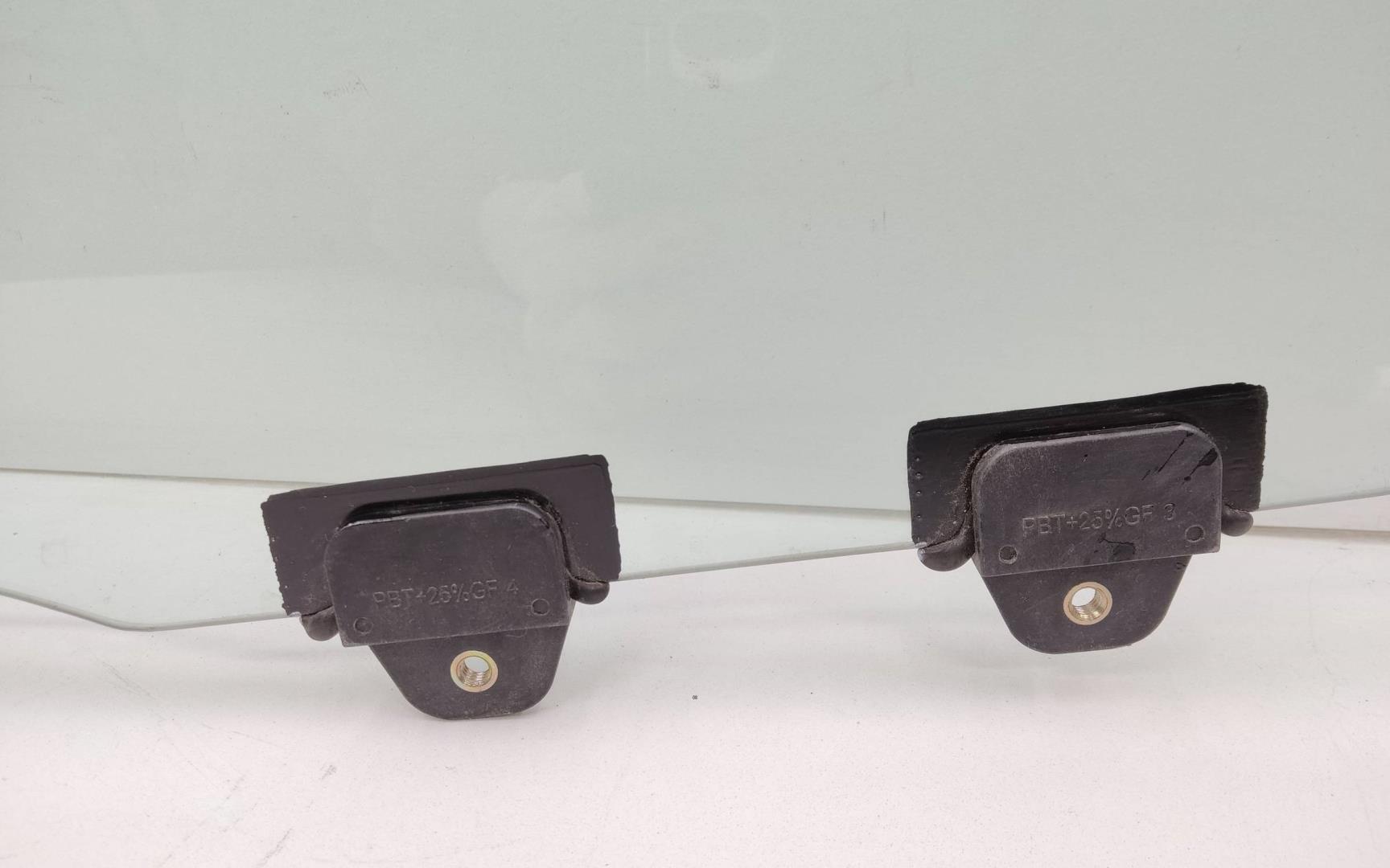 Стекло двери передней правой