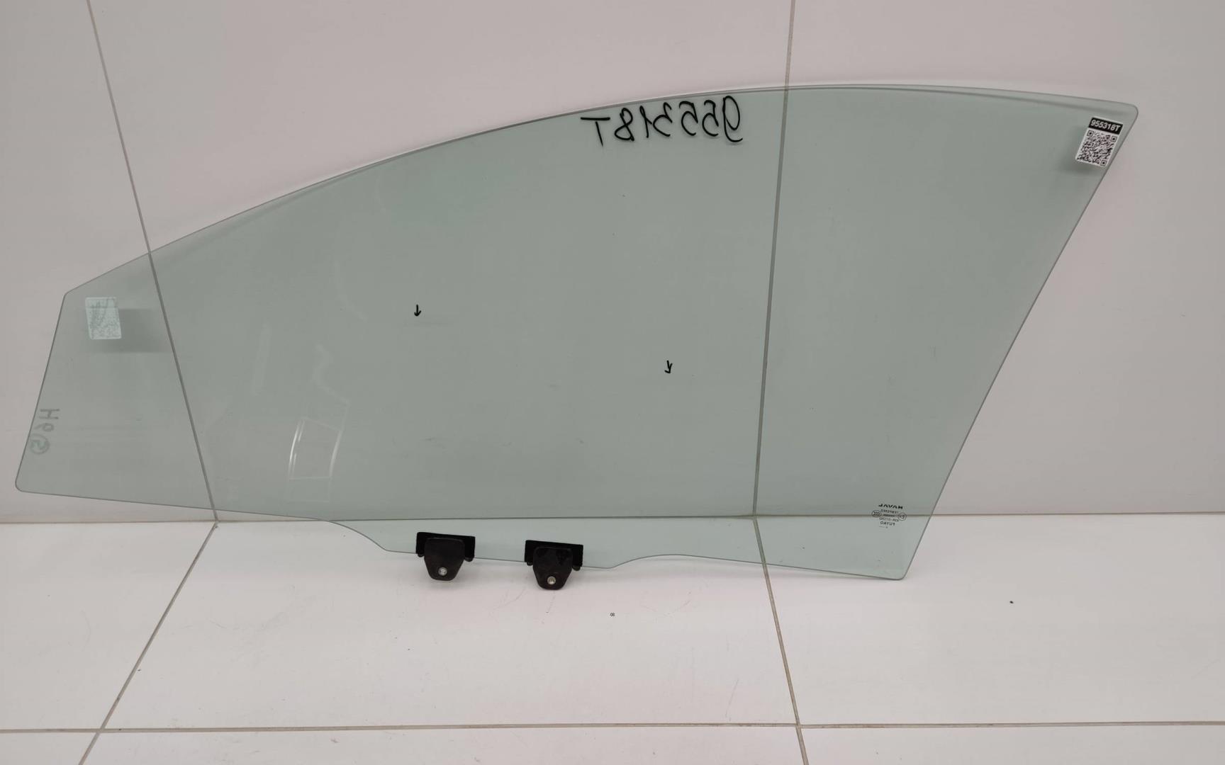 Стекло двери передней правой