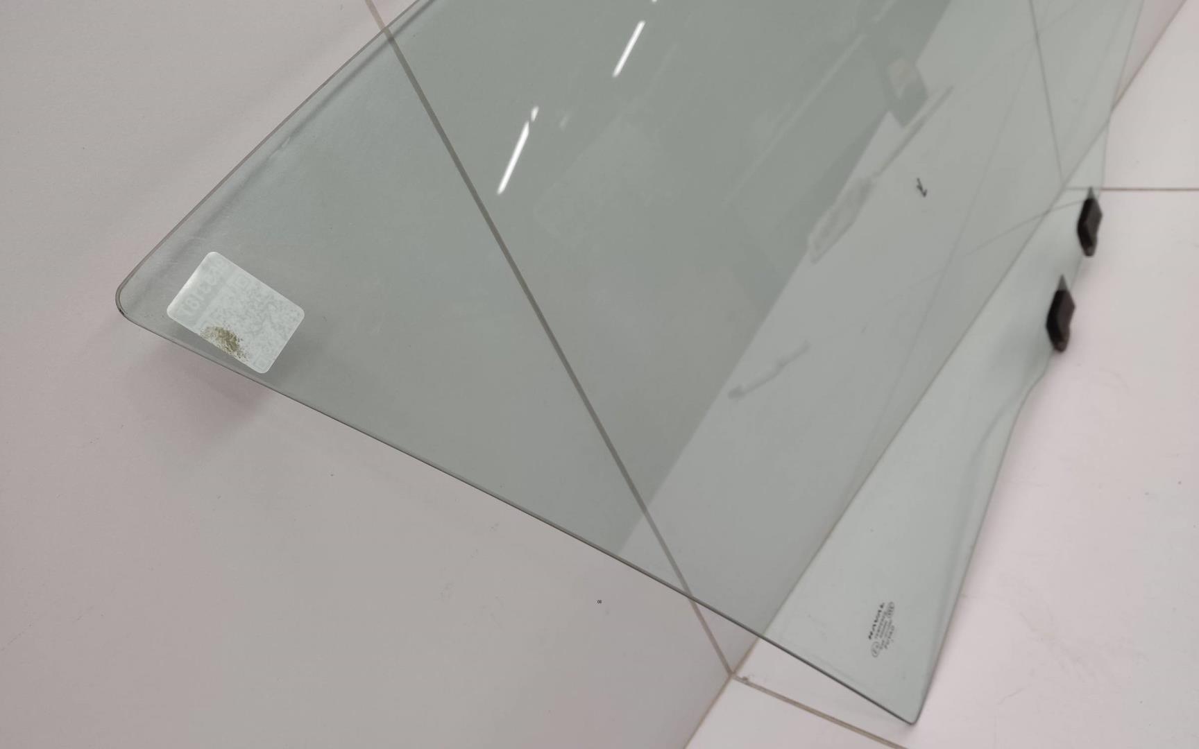 Стекло двери передней правой