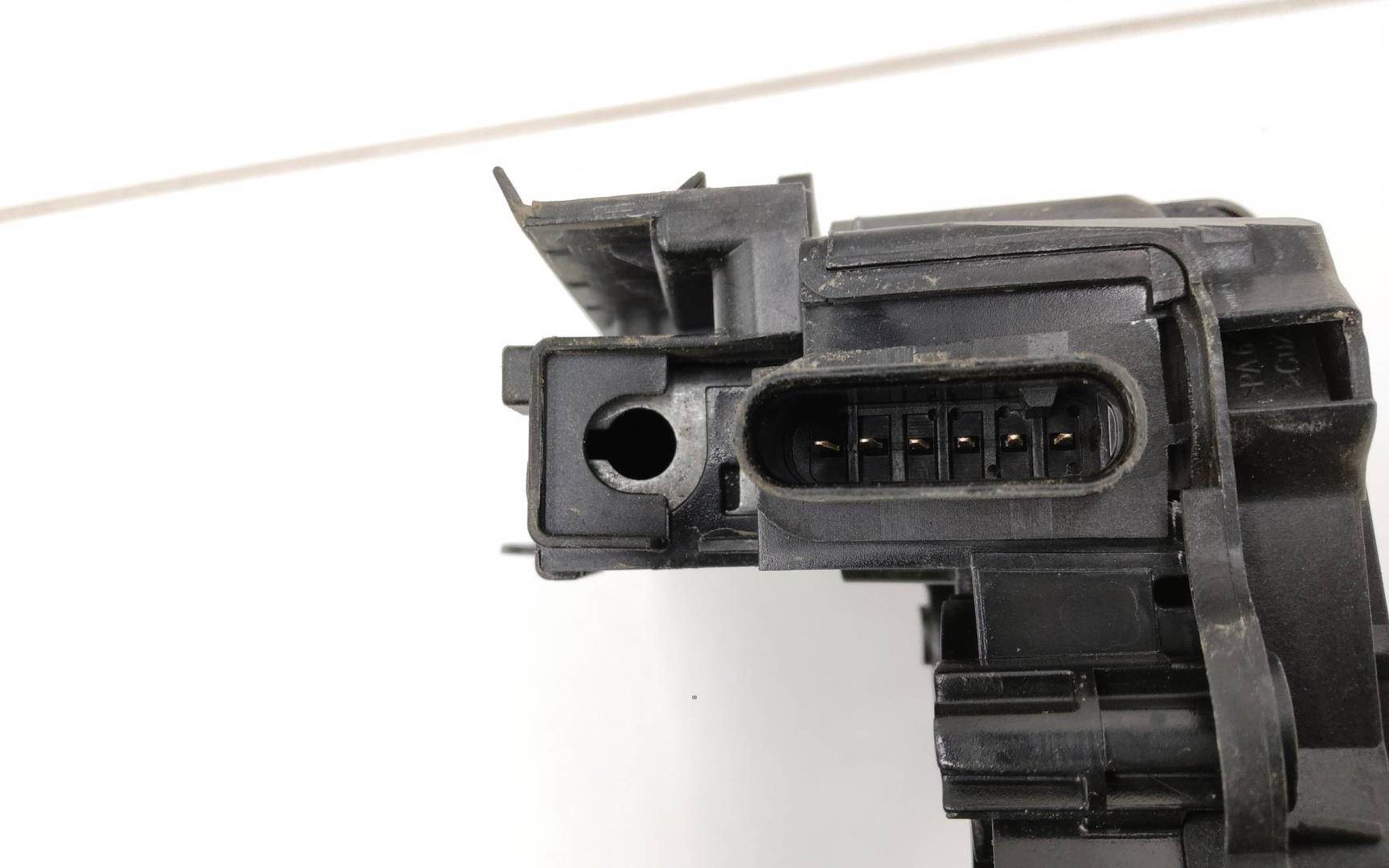 Замок двери задней левой