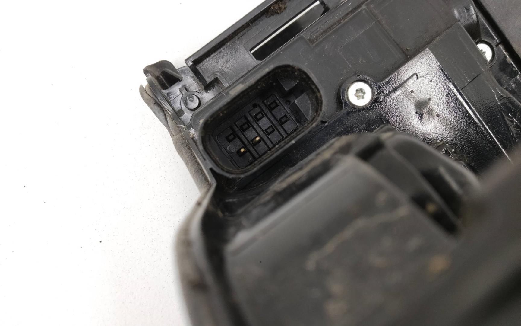 Замок двери задней левой