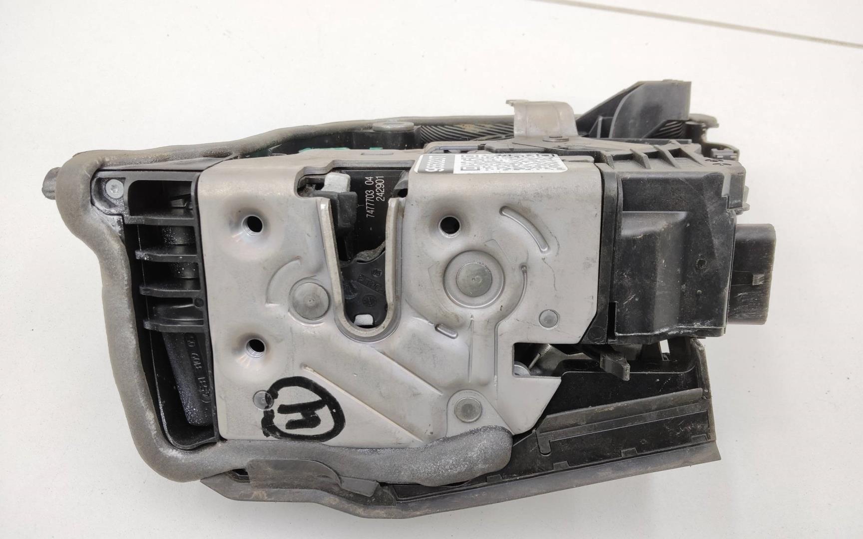 Замок двери задней левой