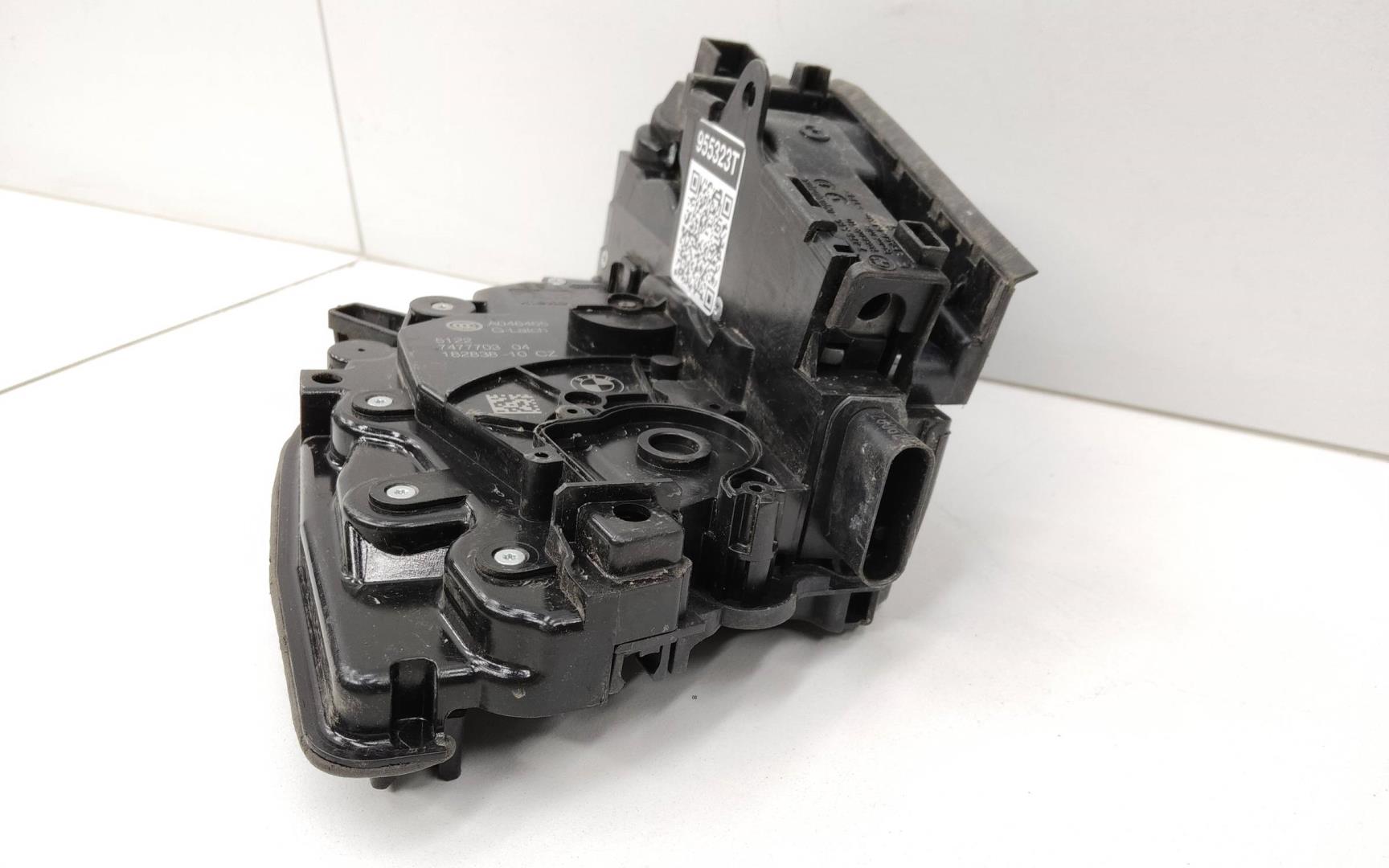 Замок двери задней левой