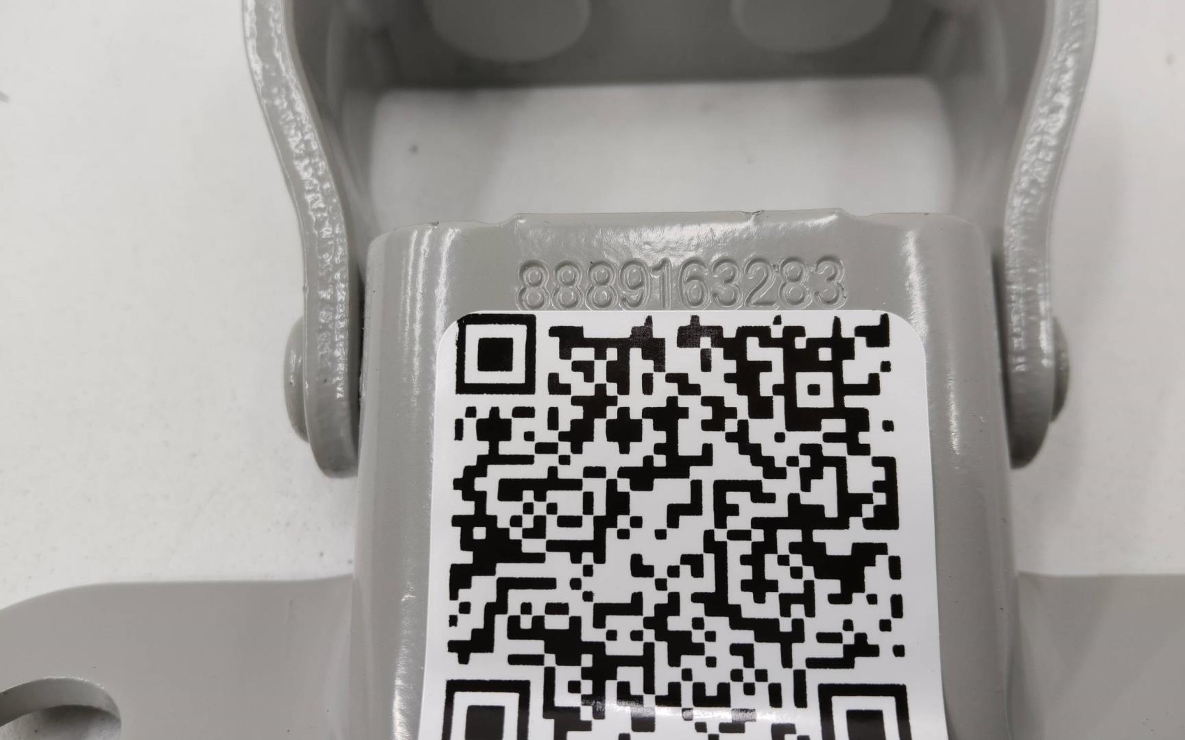 Петля крышки багажника