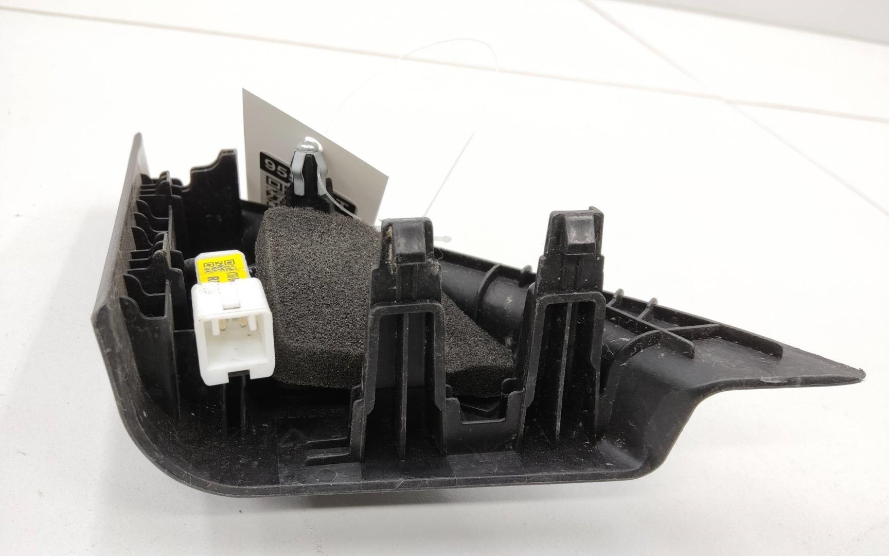 Накладка зеркала правого внутренняя