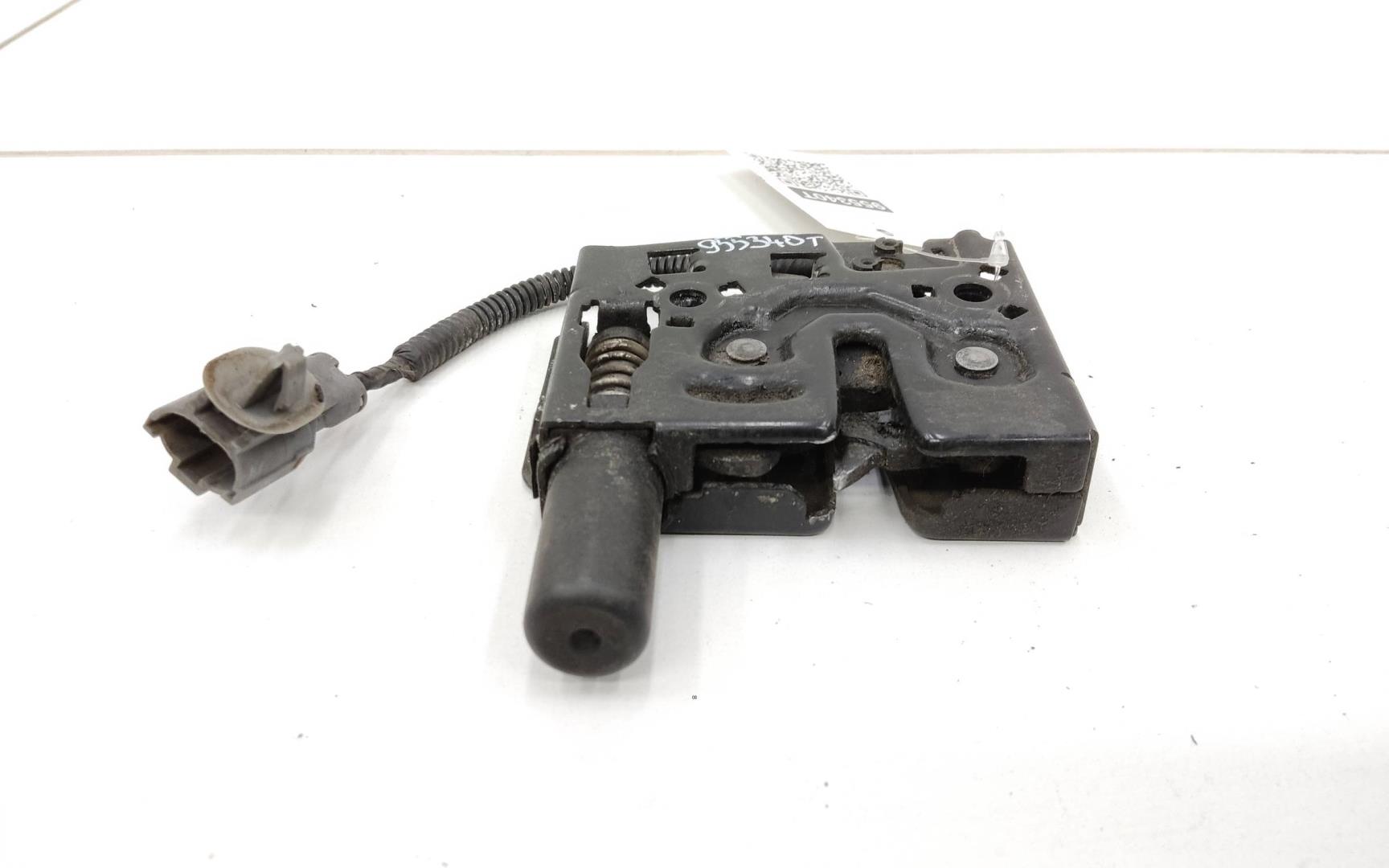 Замок капота