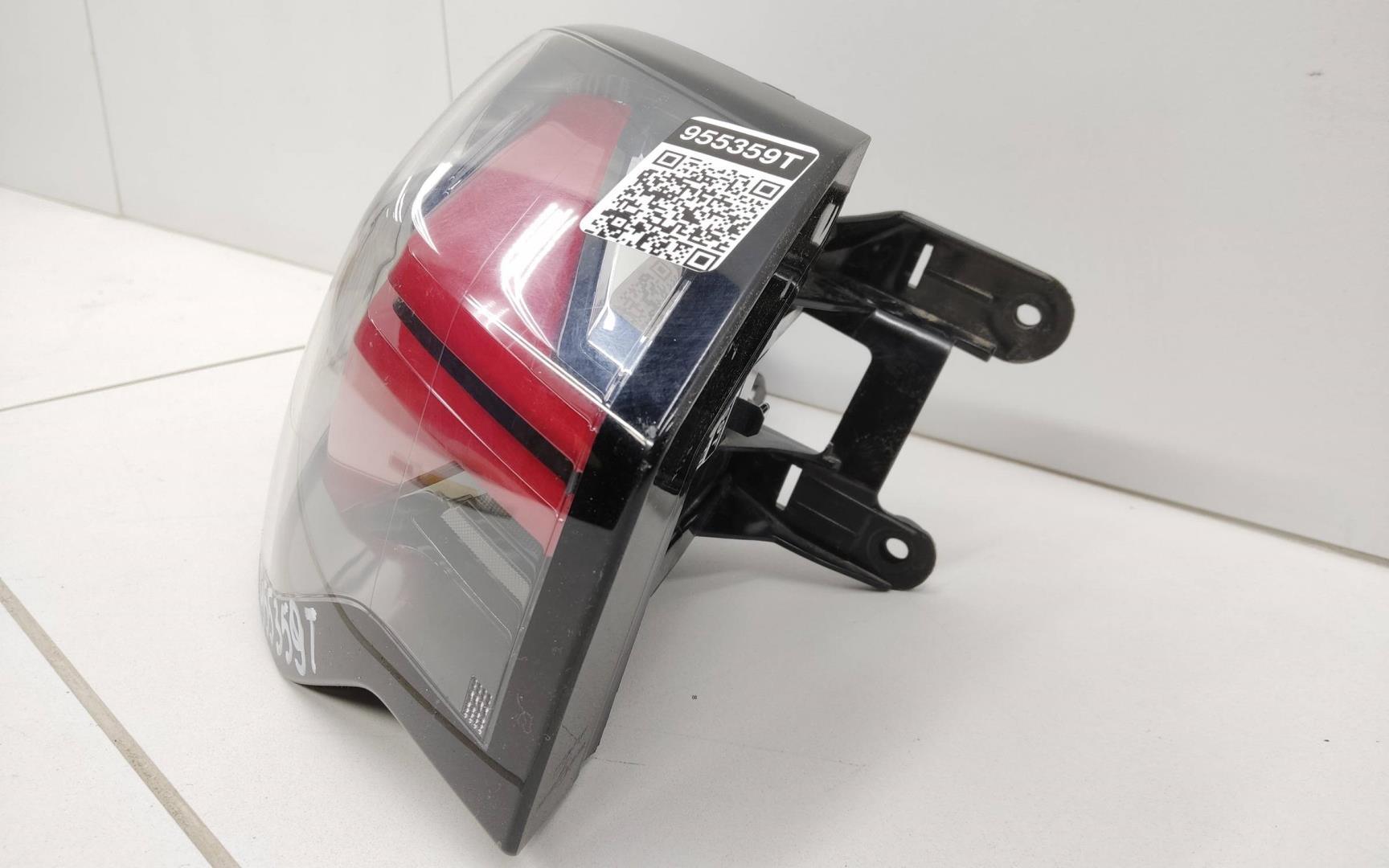 Фонарь задний наружный левый