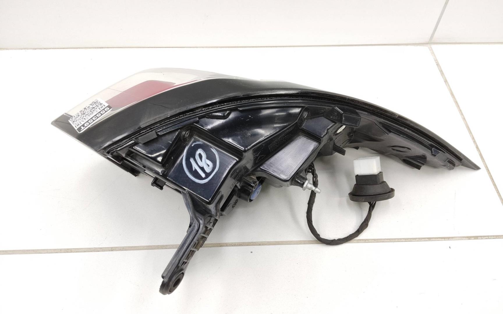 Фонарь задний наружный левый