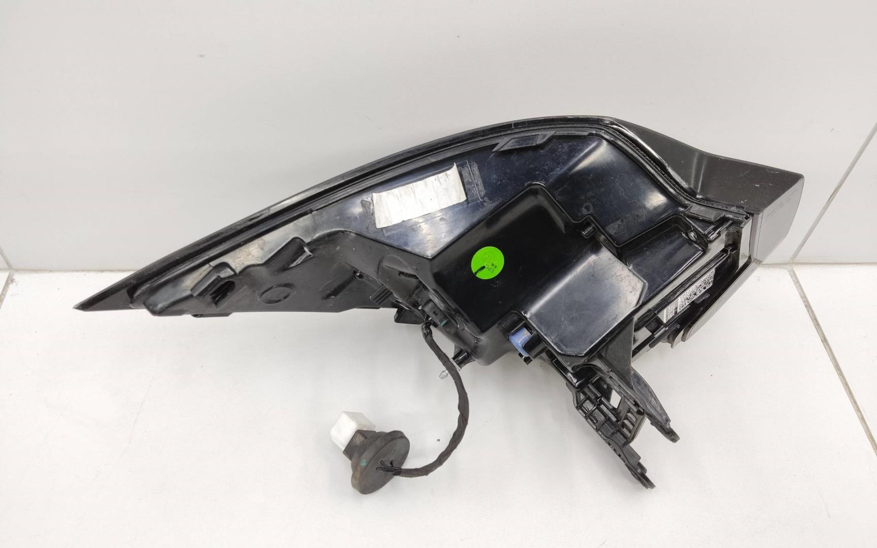 Фонарь задний наружный левый