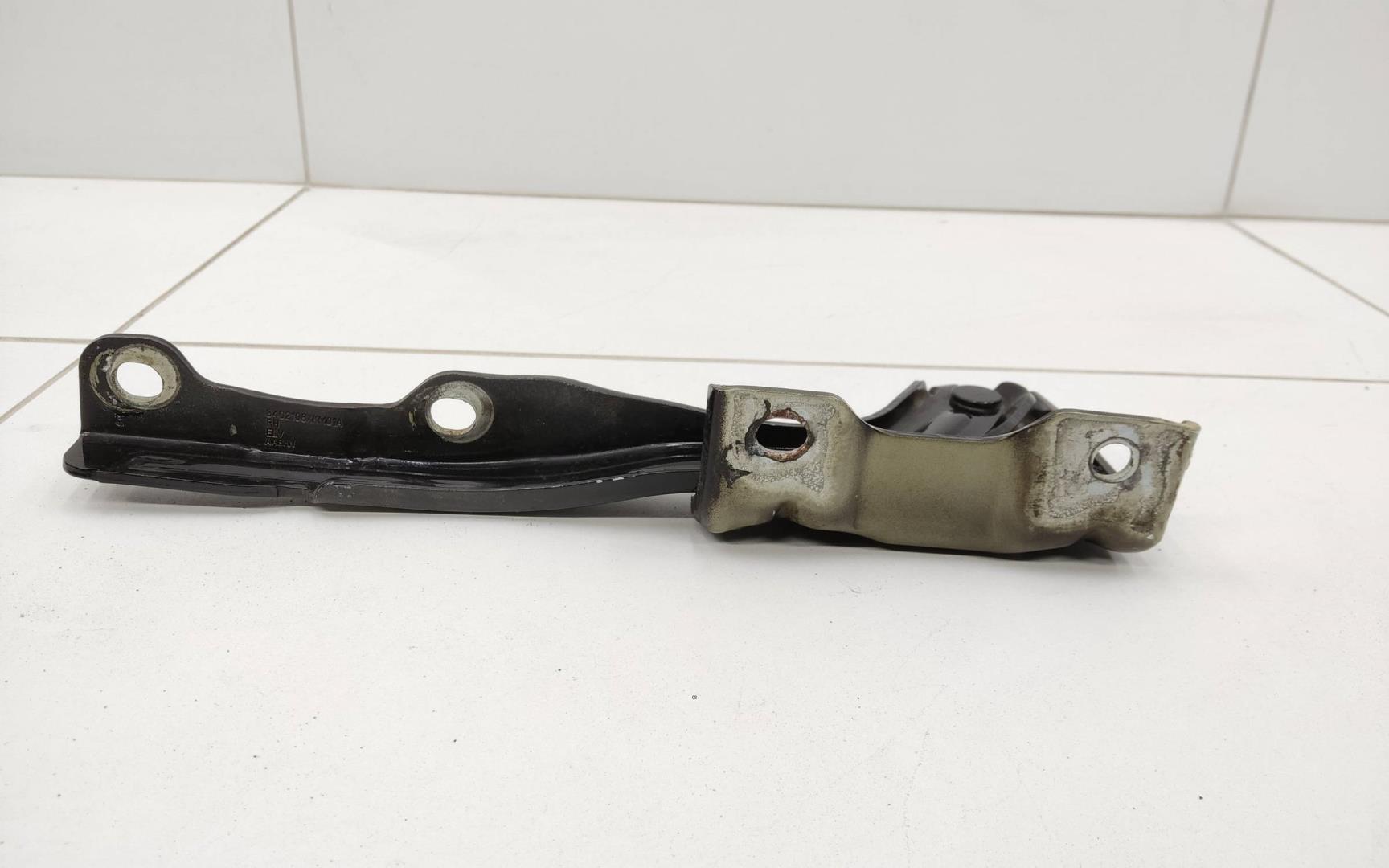 Петля капота правая