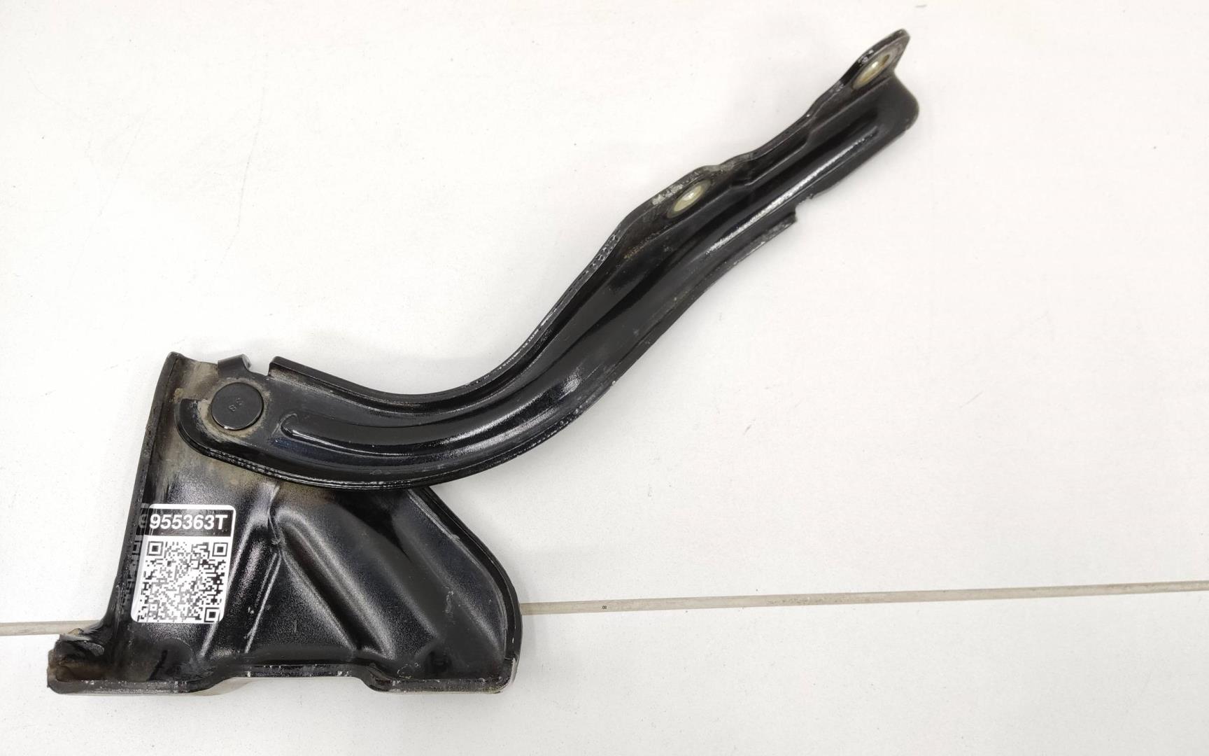 Петля капота левая