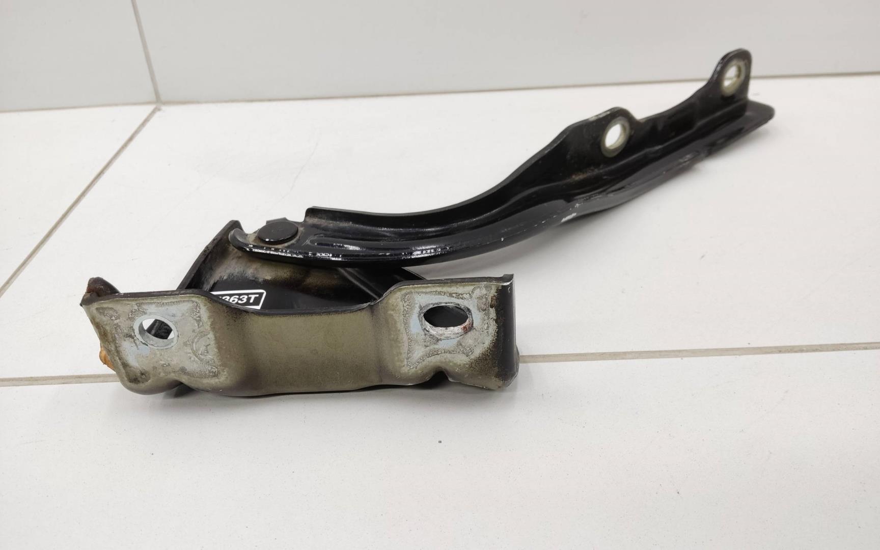 Петля капота левая