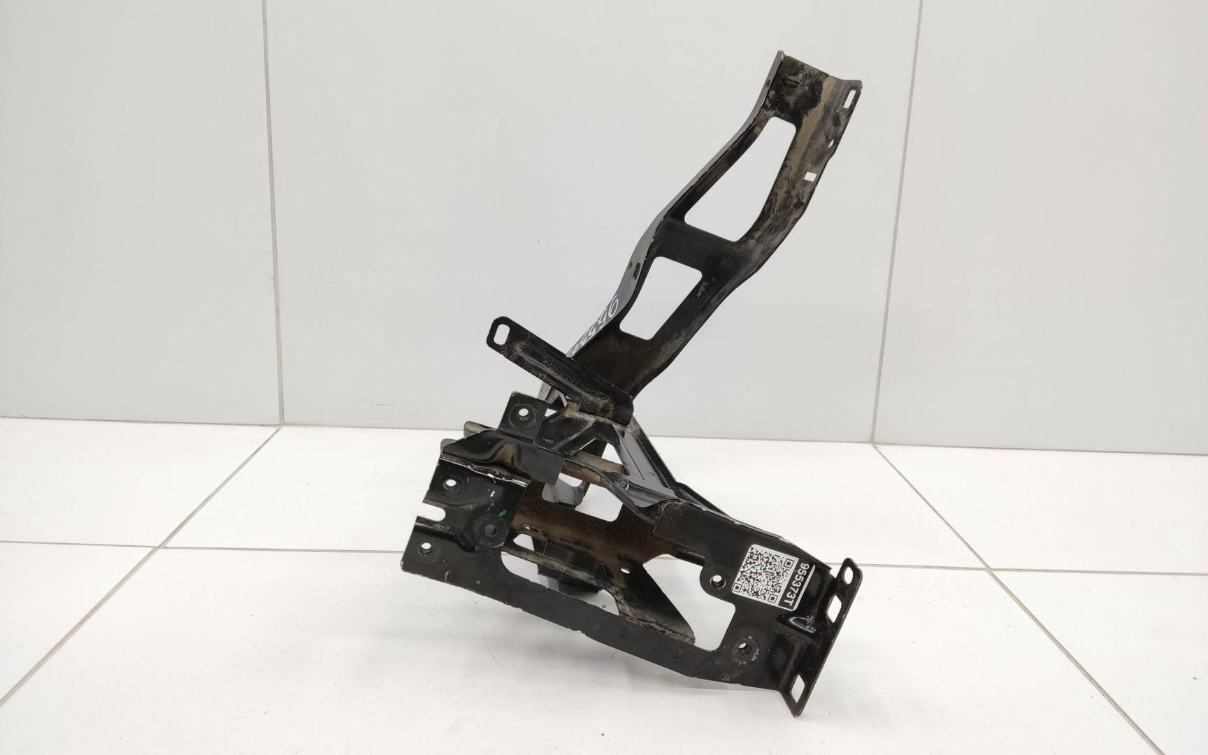 Кронштейн фар правый