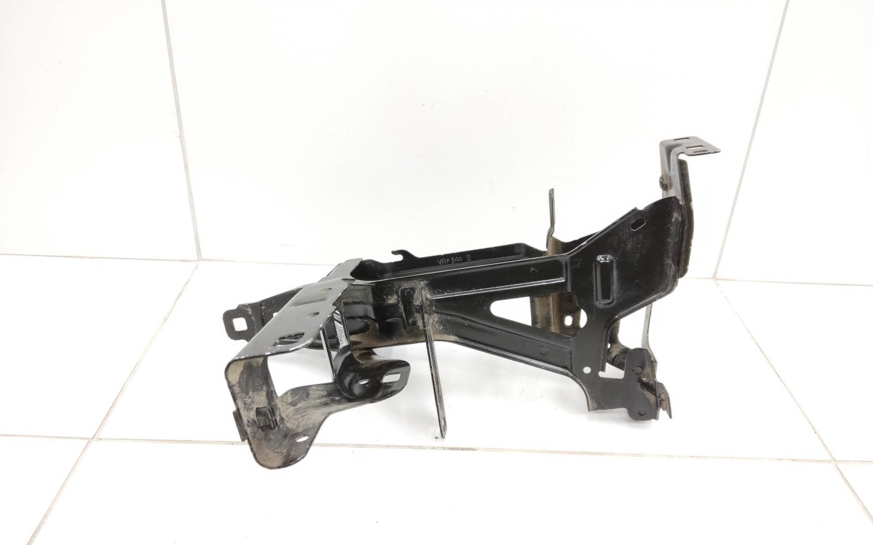 Кронштейн фар правый