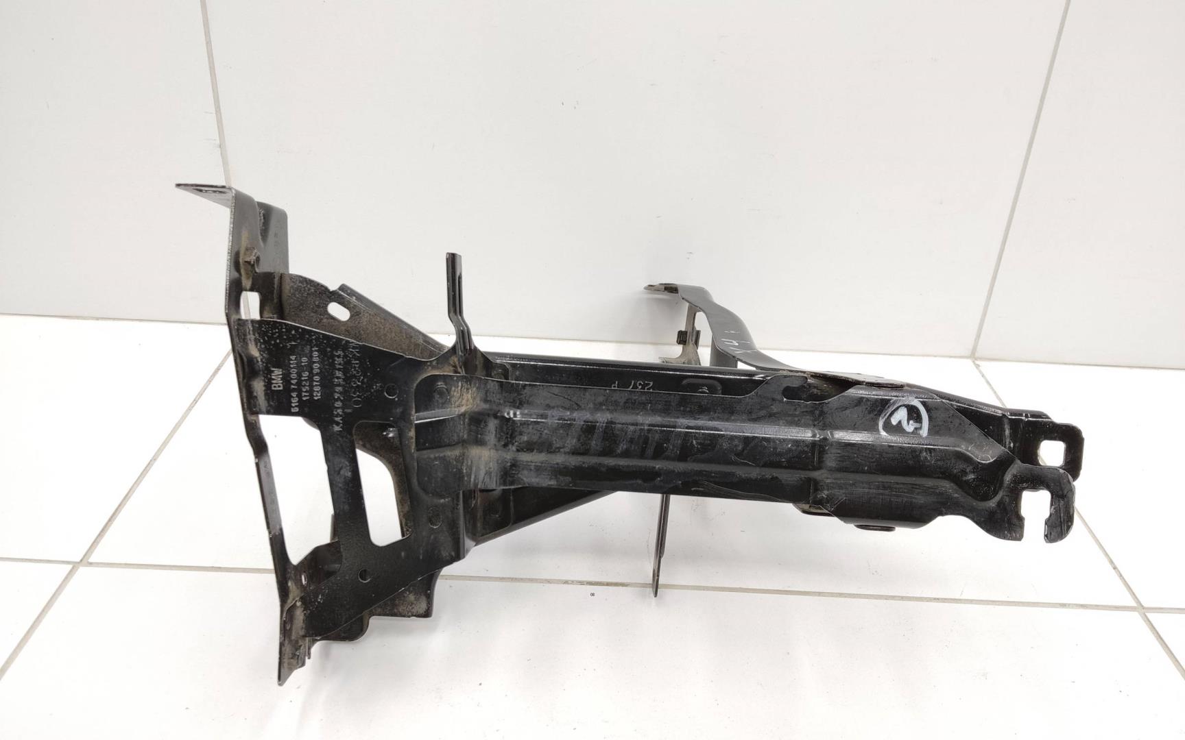 Кронштейн фар правый